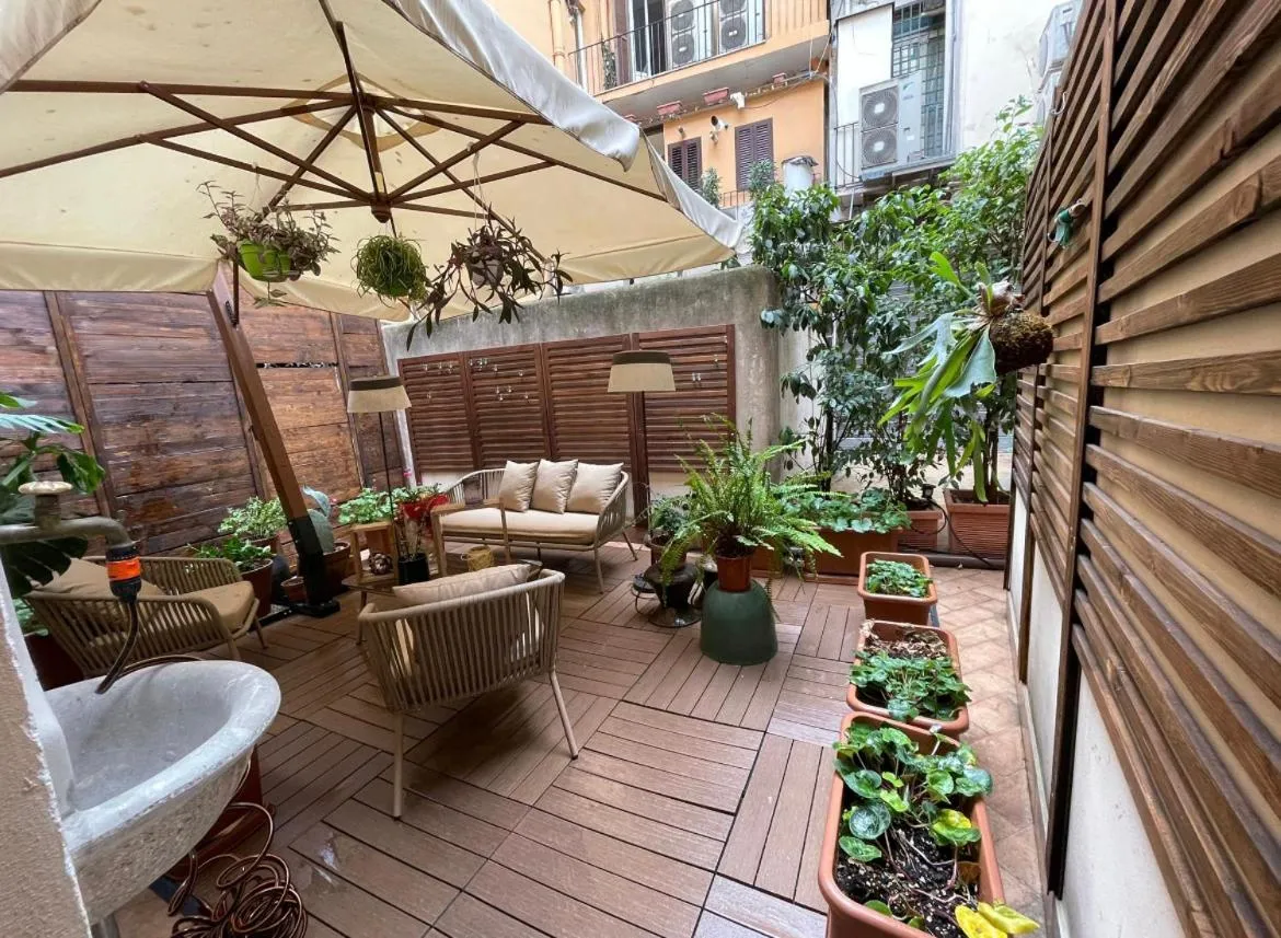Patio in Town House Spagna- luxury Rooms with Jacuzzi Bath