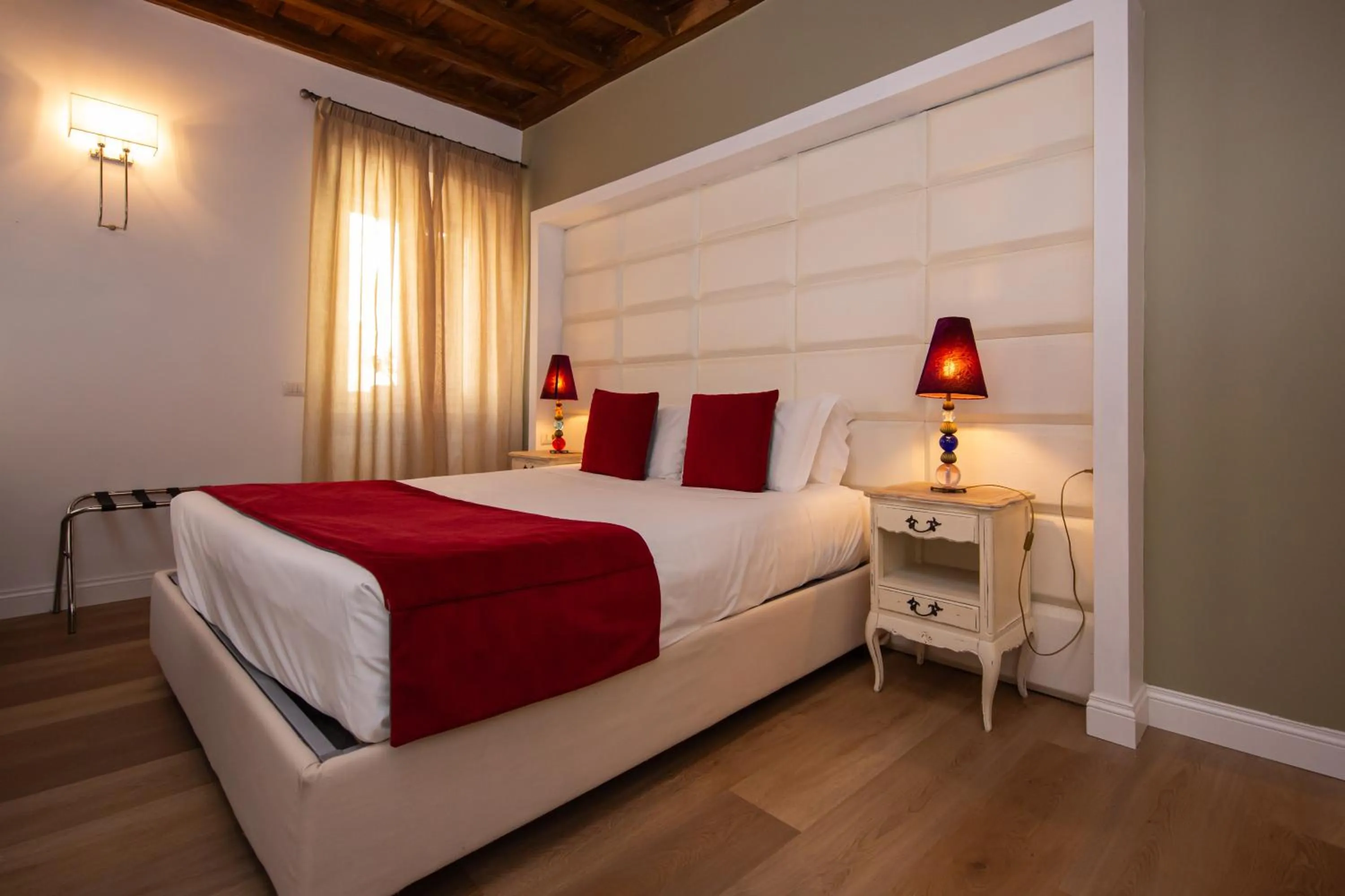 Bed in Town House Spagna- luxury Rooms with Jacuzzi Bath