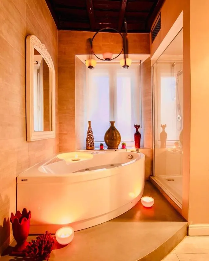 Hot Tub in Town House Spagna- luxury Rooms with Jacuzzi Bath