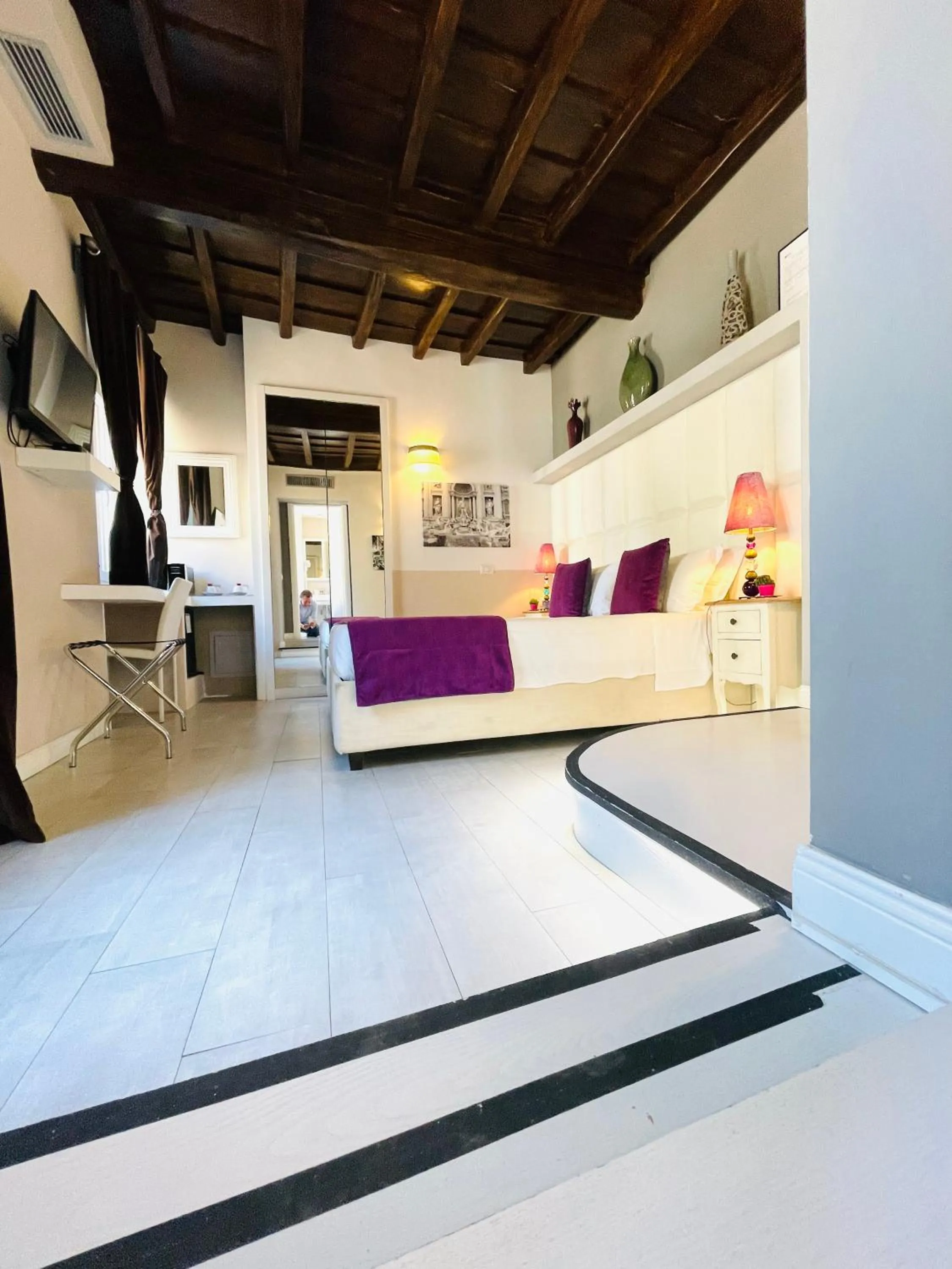 Bed in Town House Spagna- luxury Rooms with Jacuzzi Bath