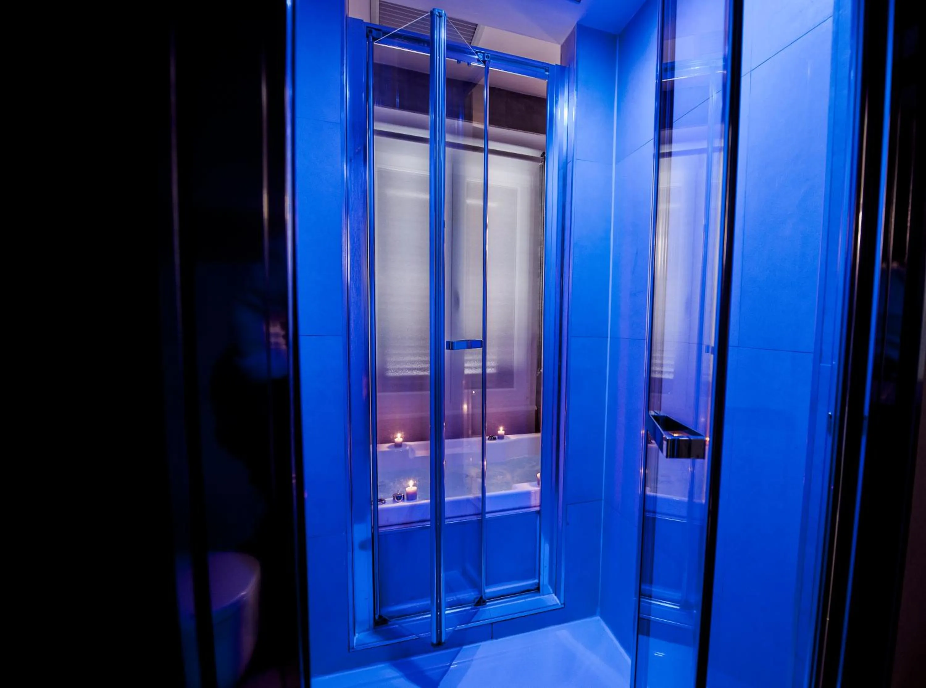 Hot Tub in Town House Spagna- luxury Rooms with Jacuzzi Bath