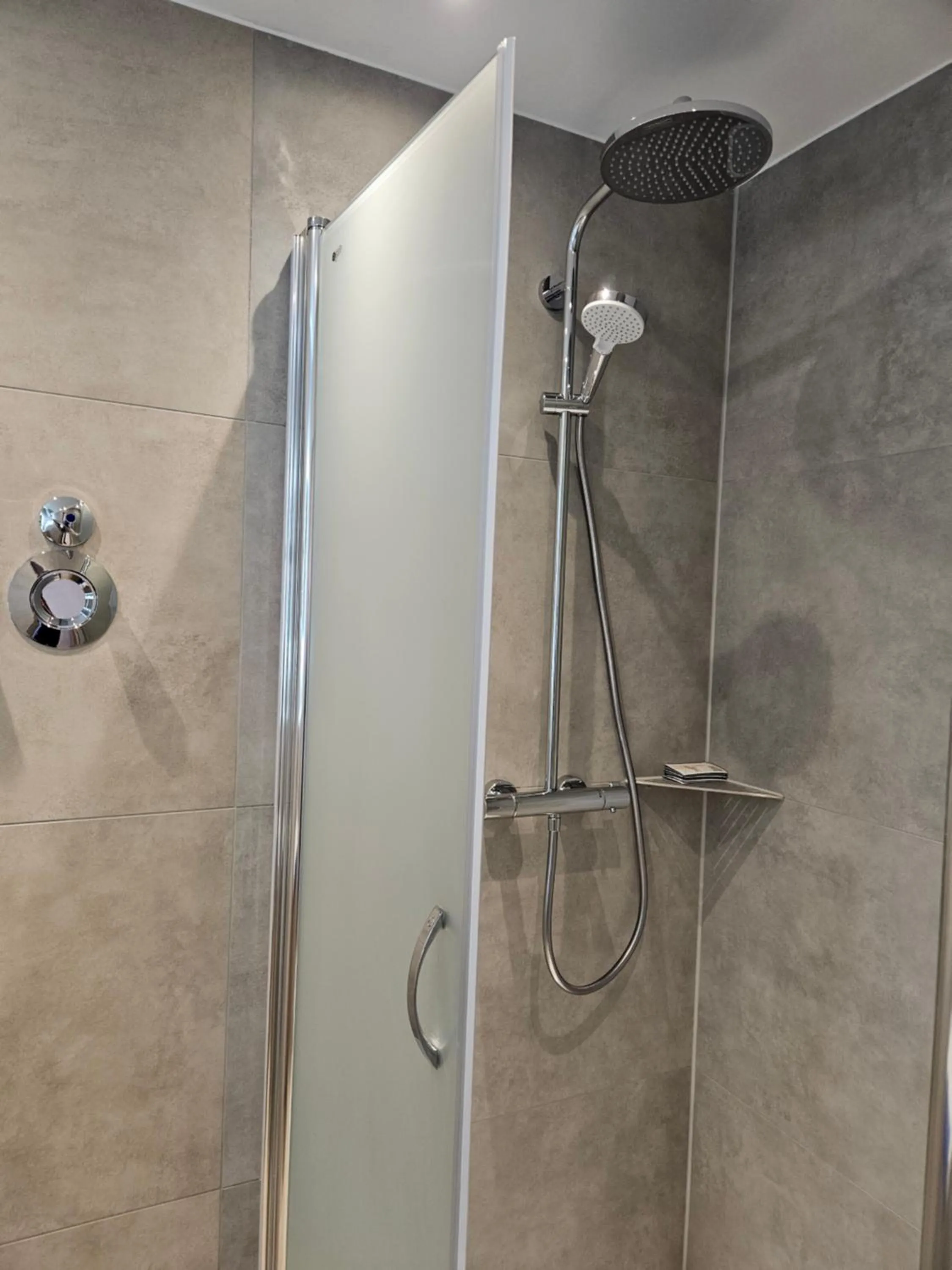 Shower in Gästehaus Rana