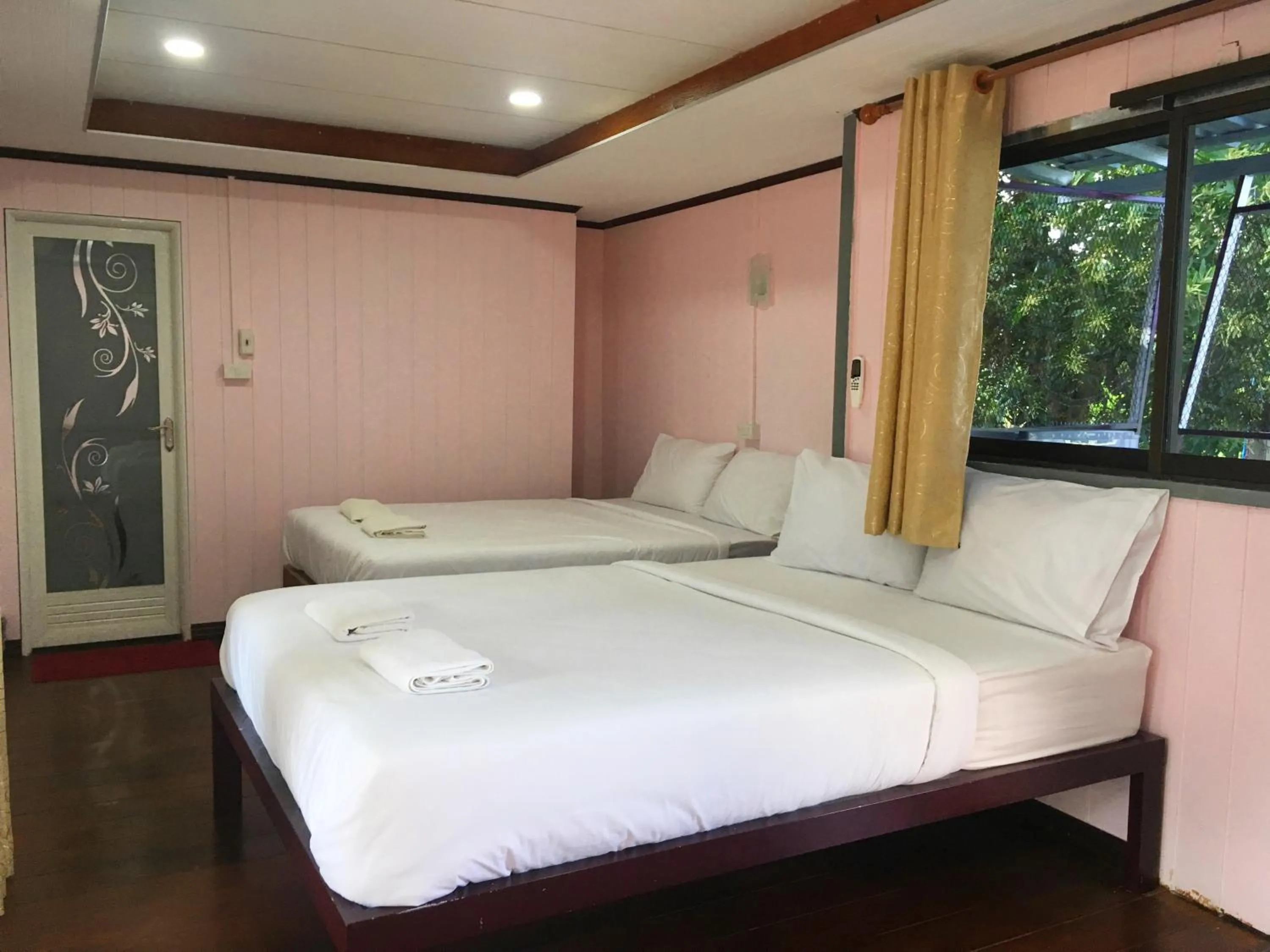 Photo of the whole room, Bed in Banpak Suankaew Talaynoi