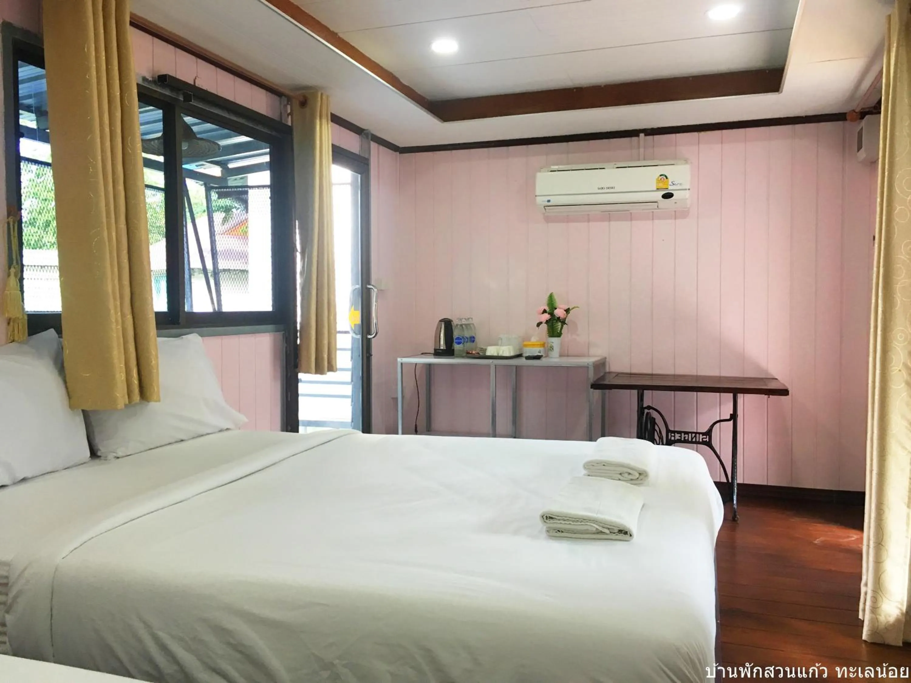 Photo of the whole room, Bed in Banpak Suankaew Talaynoi