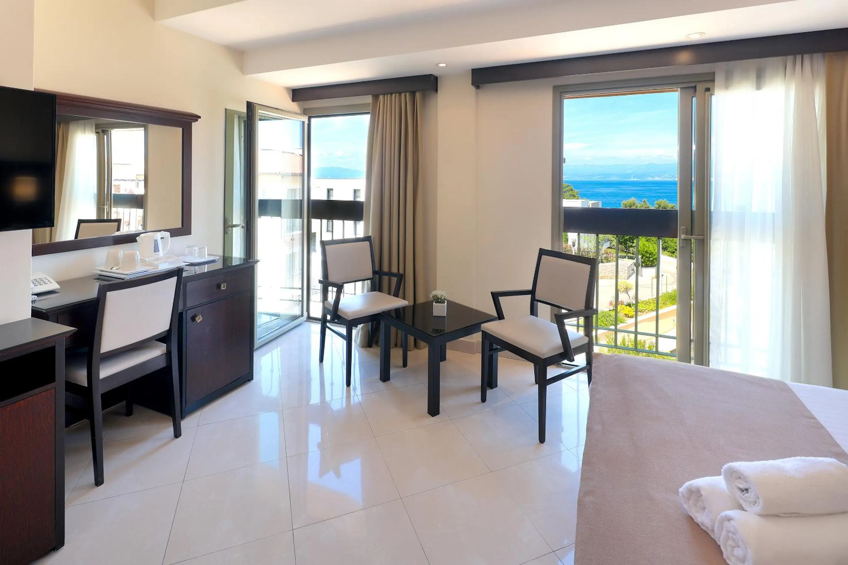 Coffee/tea facilities, Bed in Blue Waves Resort