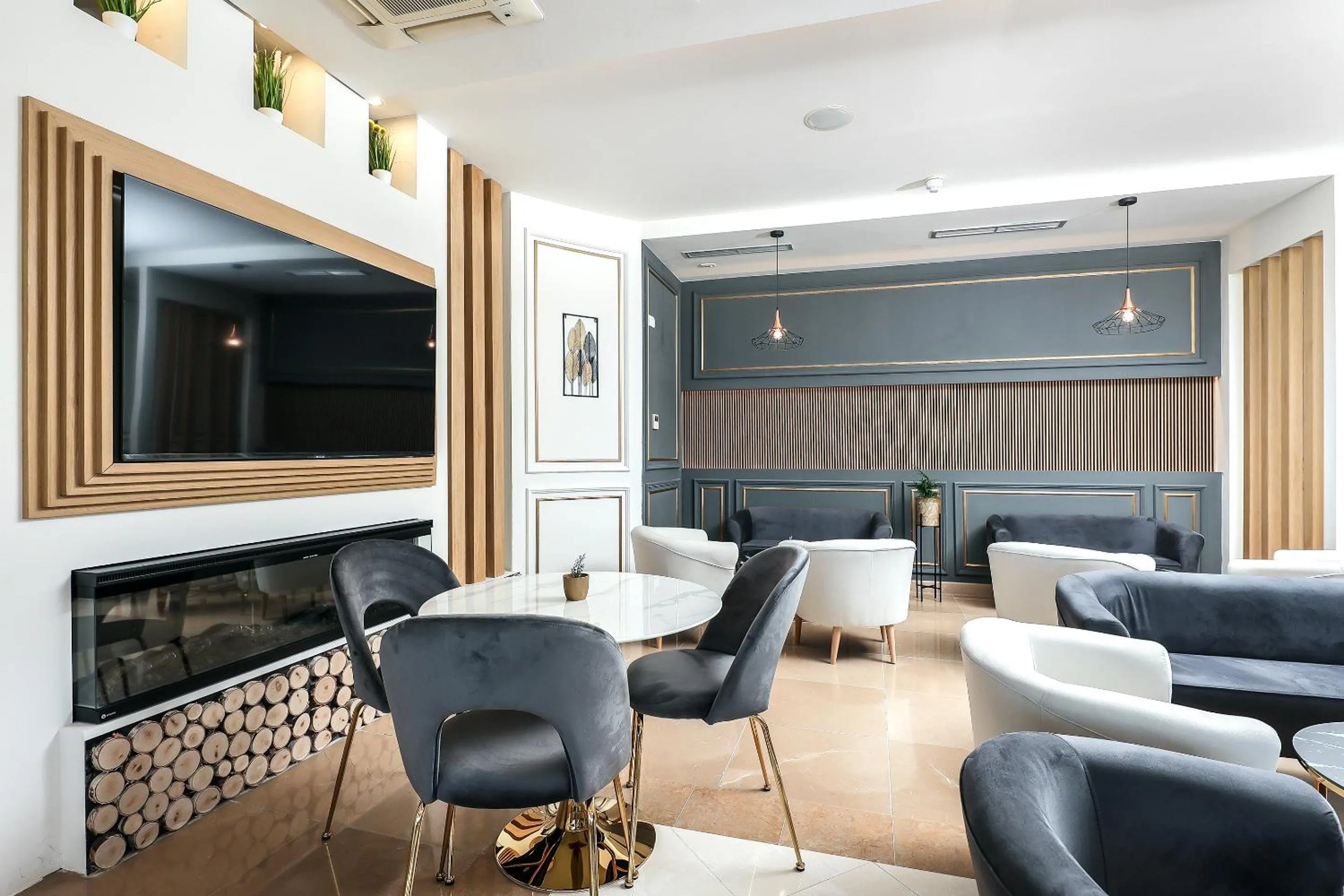 Restaurant/places to eat in Blue Waves Resort