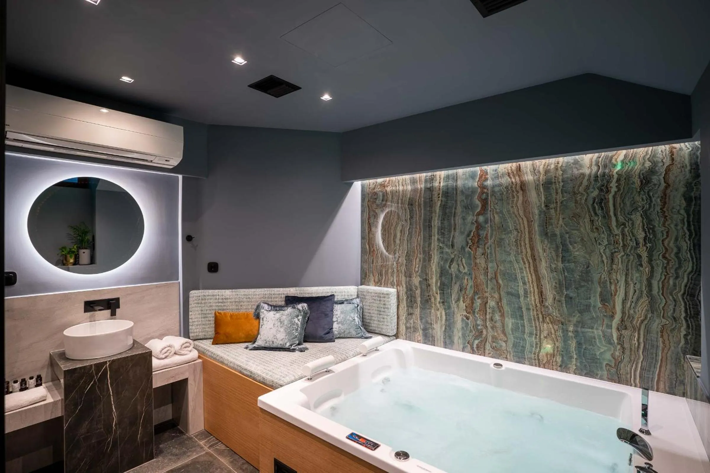 Hot Tub, Bed in Olympus Terra Boutique Hotel