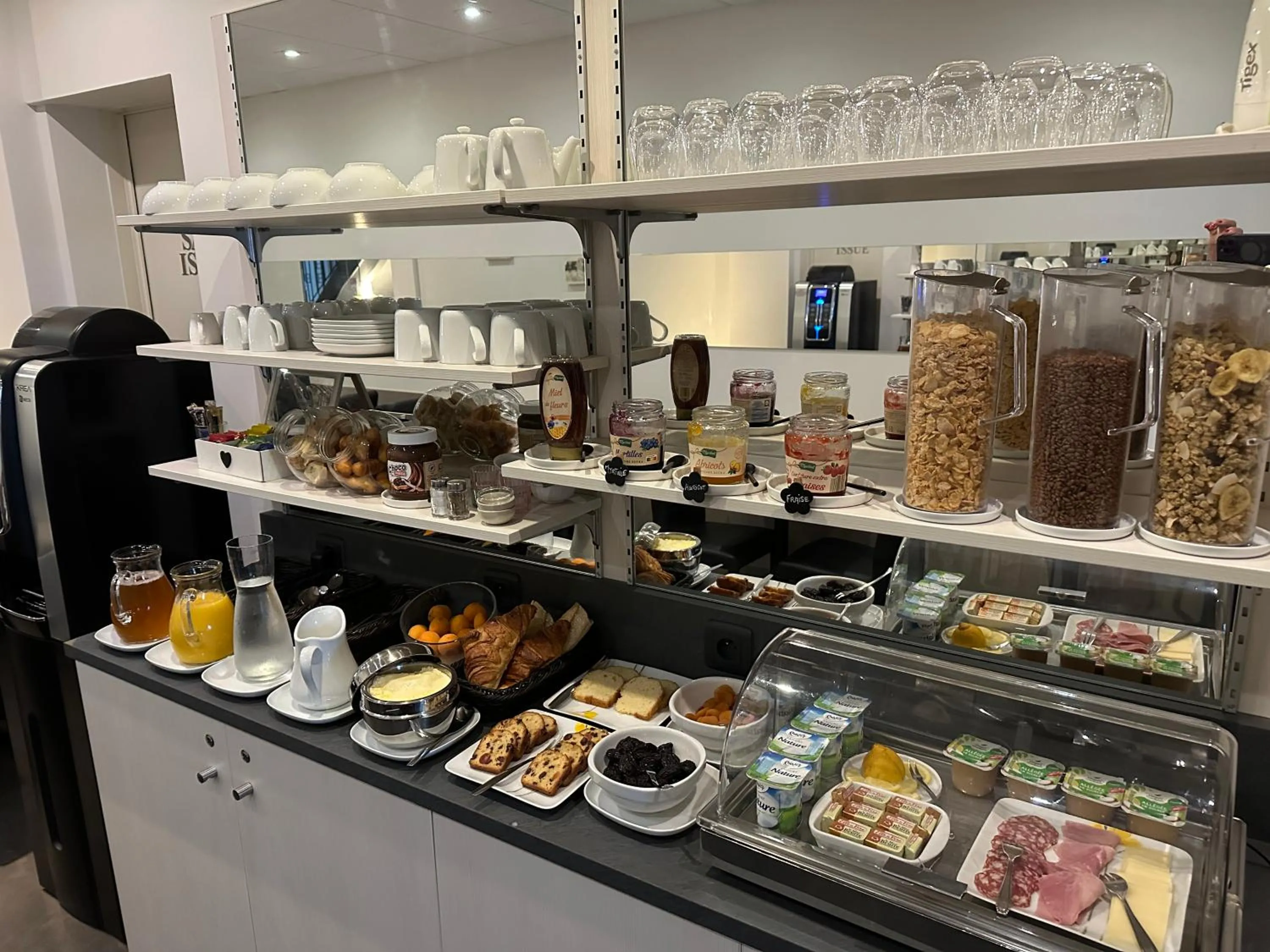 Breakfast in La Pergola d'Arcachon