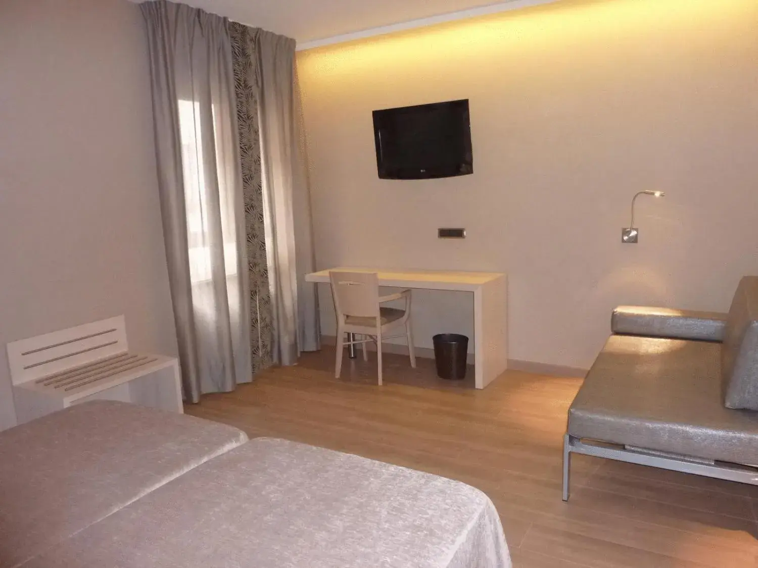 Triple Room in Barcelona House Triple Room in Barcelona House