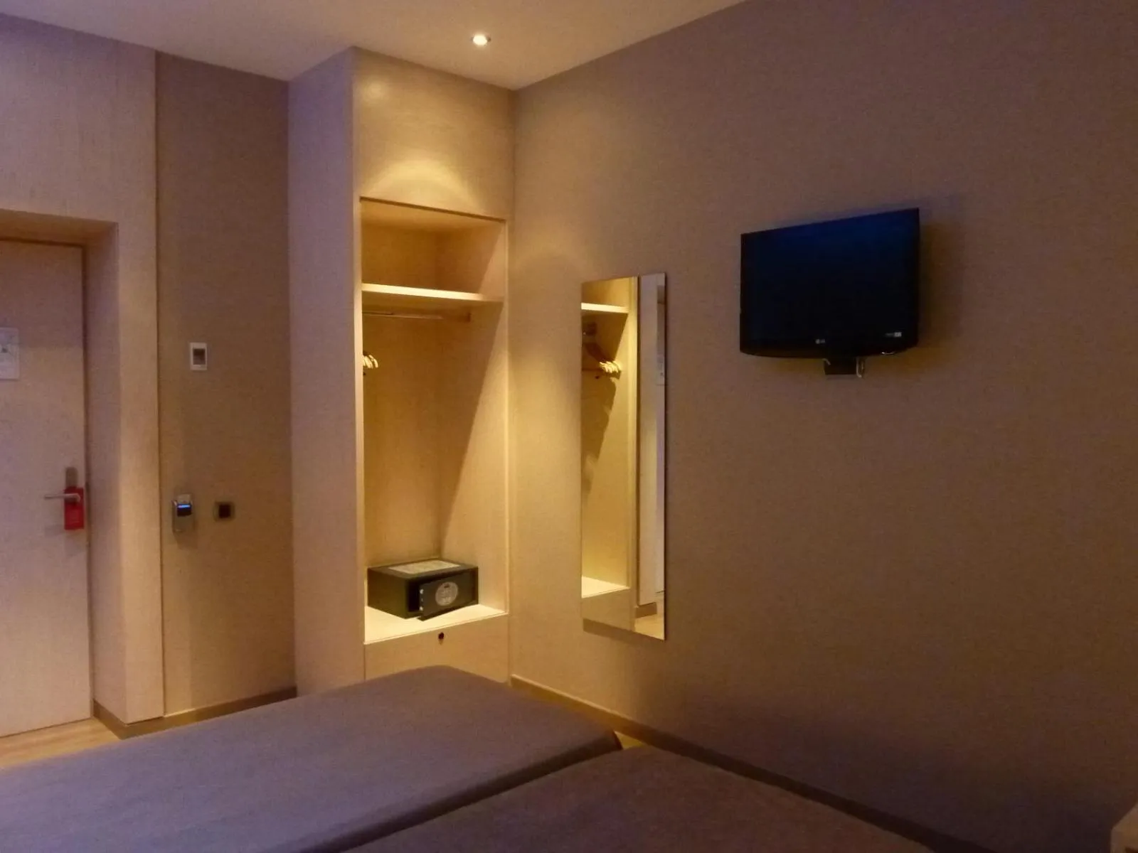 Photo of the whole room, Bed in Barcelona House