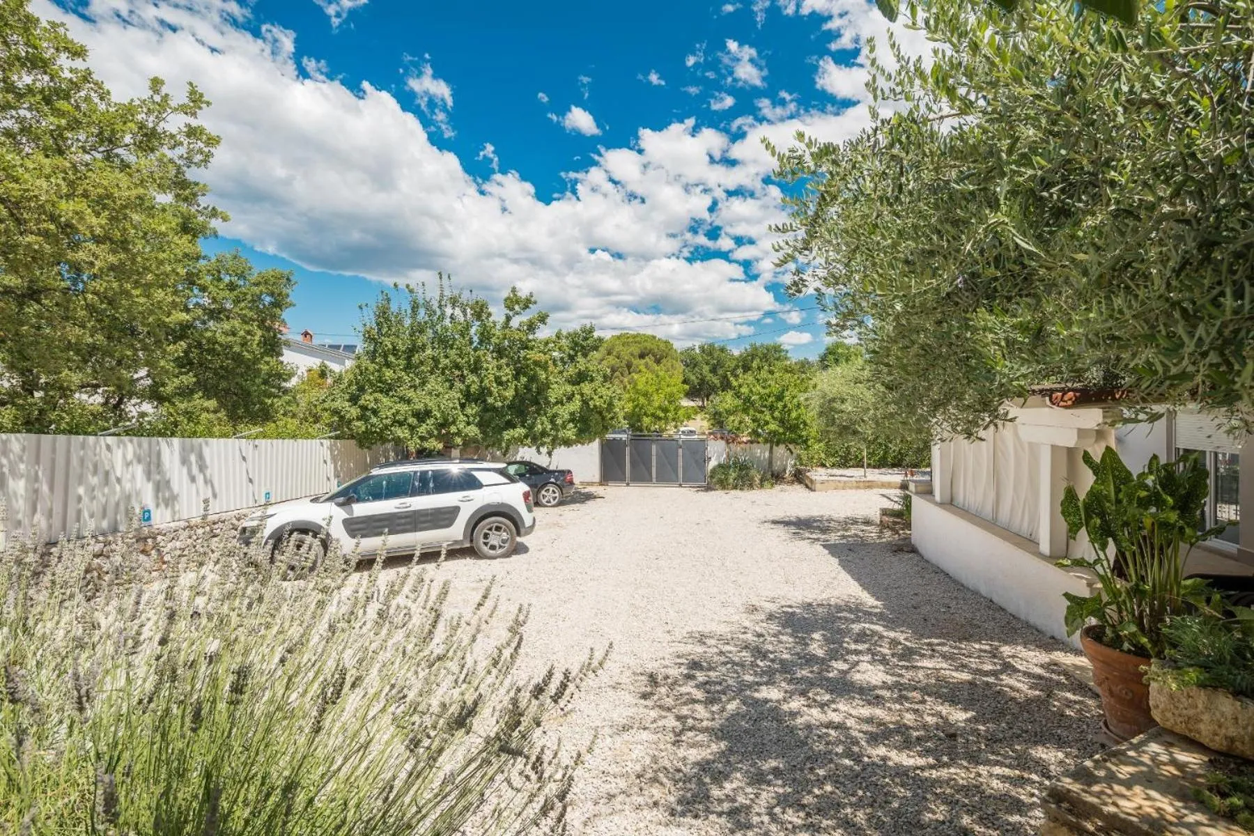 Parking in Martina Guest house-Rooms