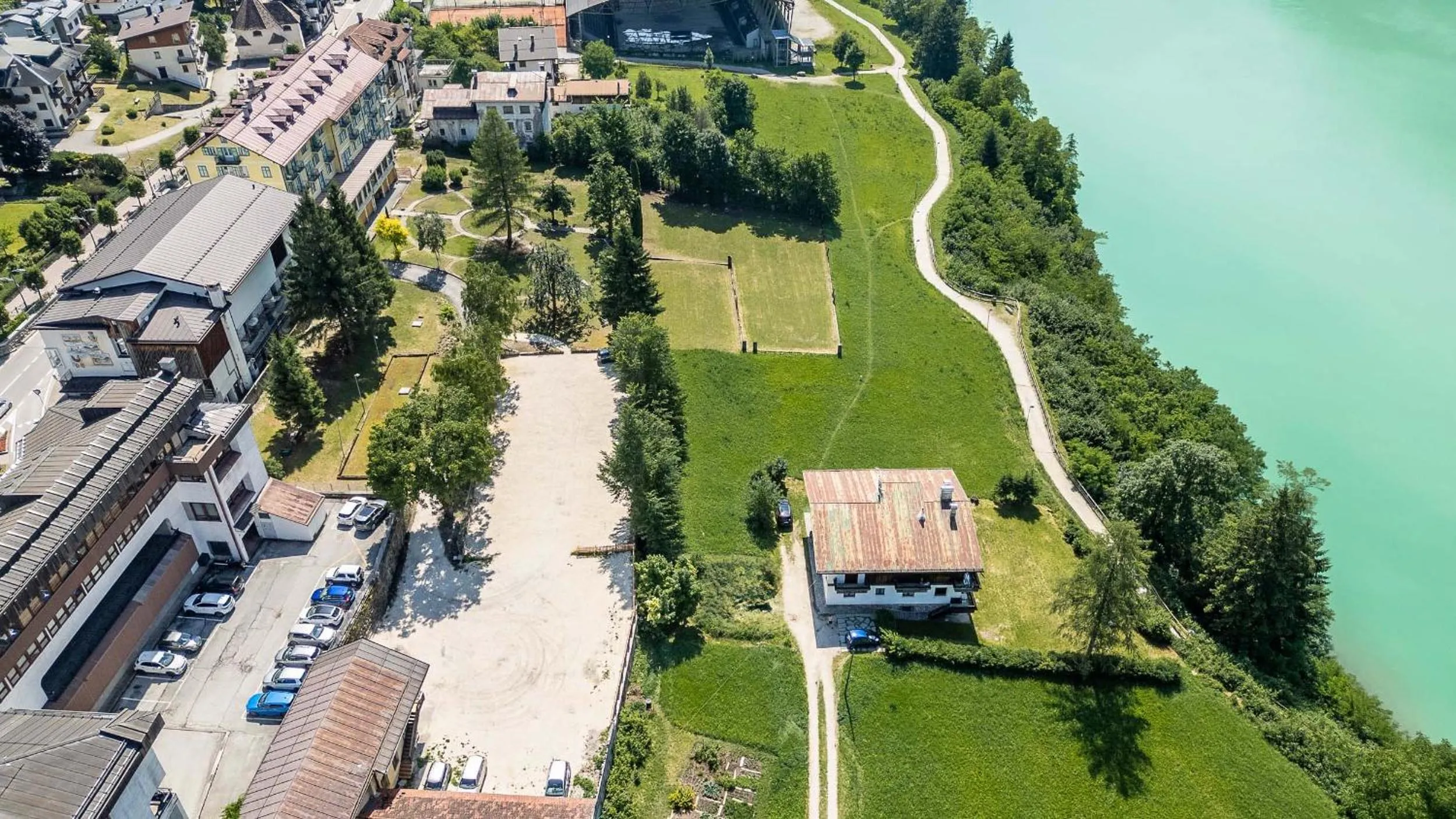 Property building in HOTEL AURONZO - outdoor basecamp