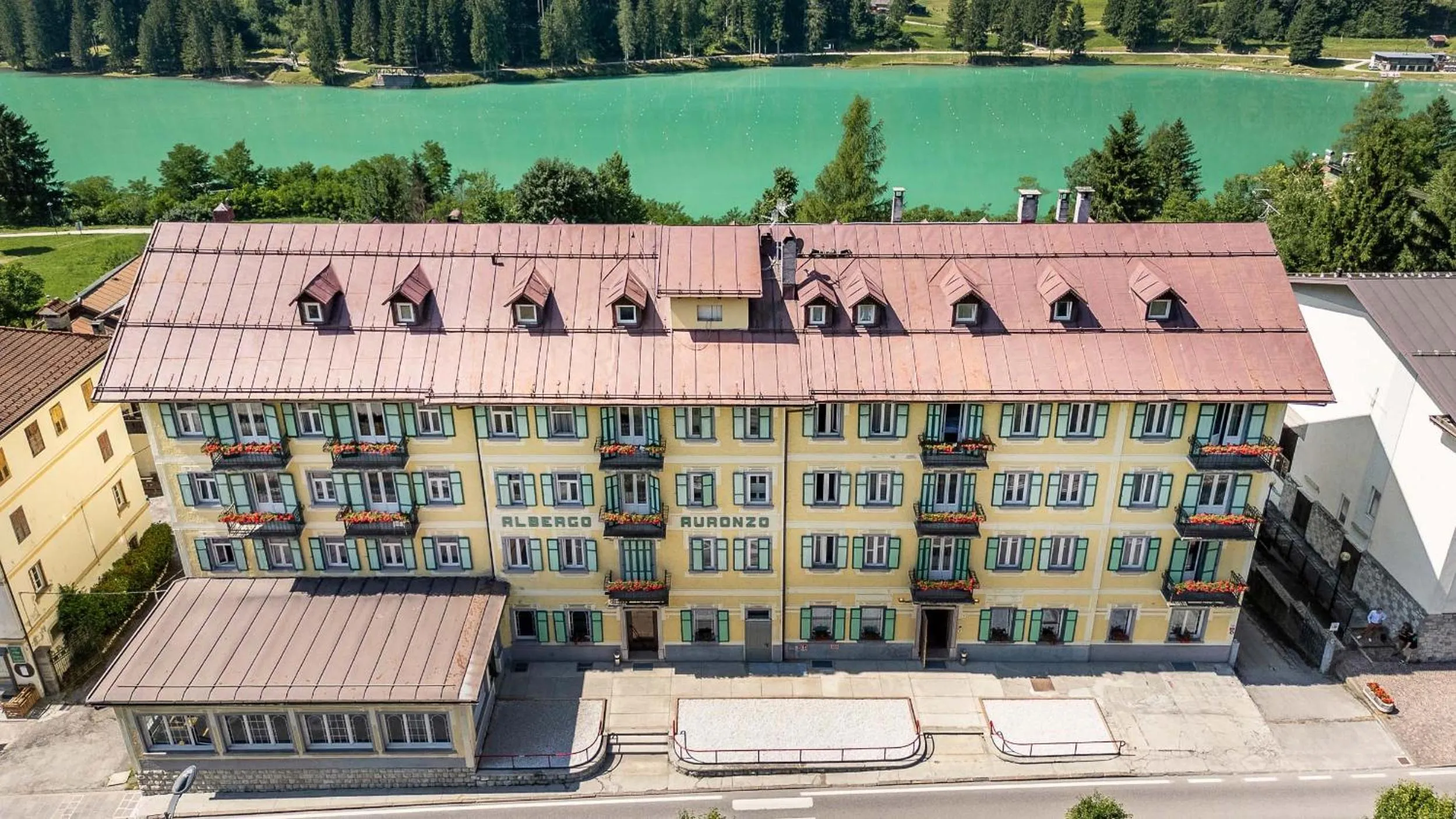 Property building in HOTEL AURONZO - outdoor basecamp