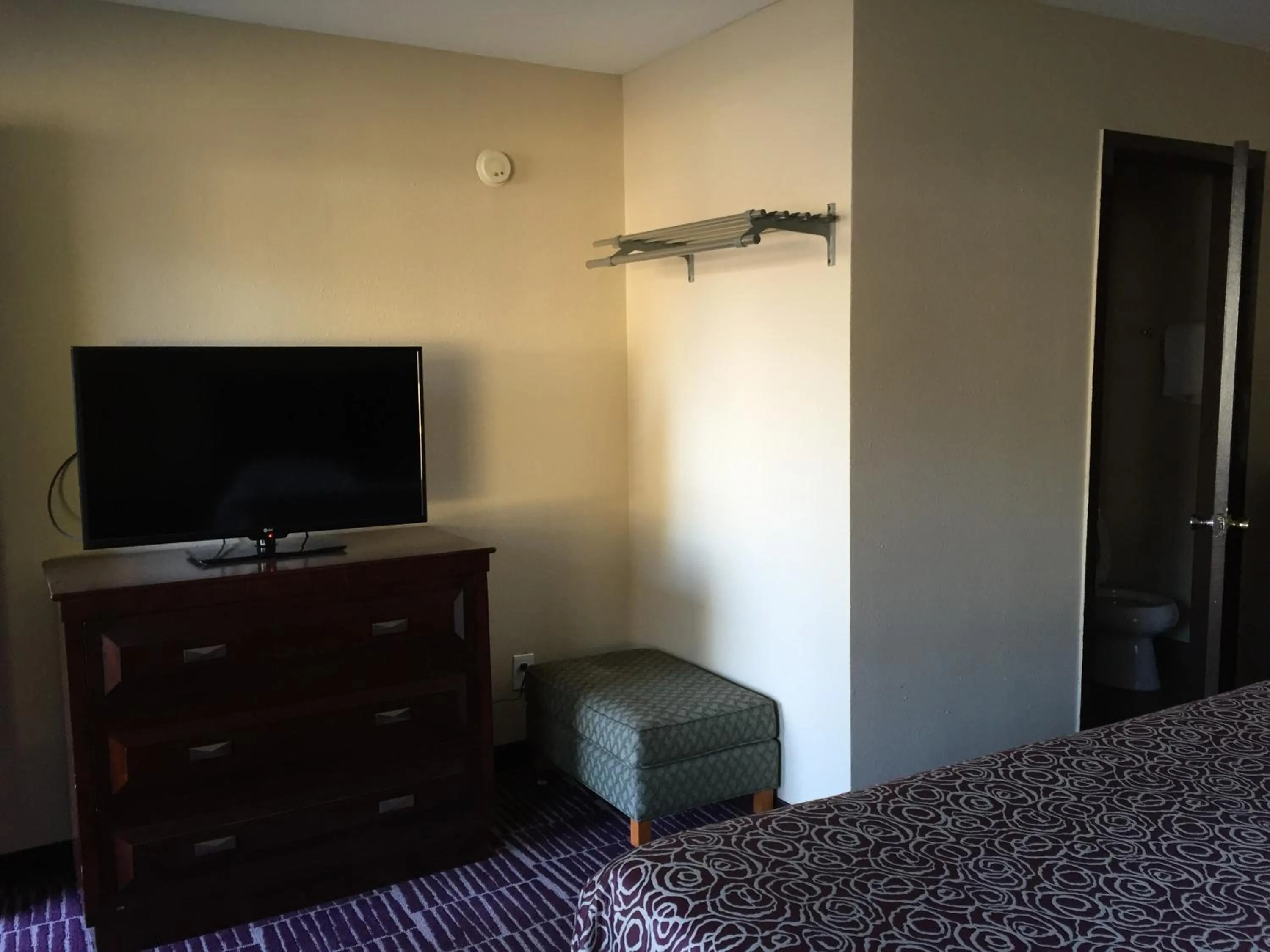 King Room - Non-Smoking in Economy Inn