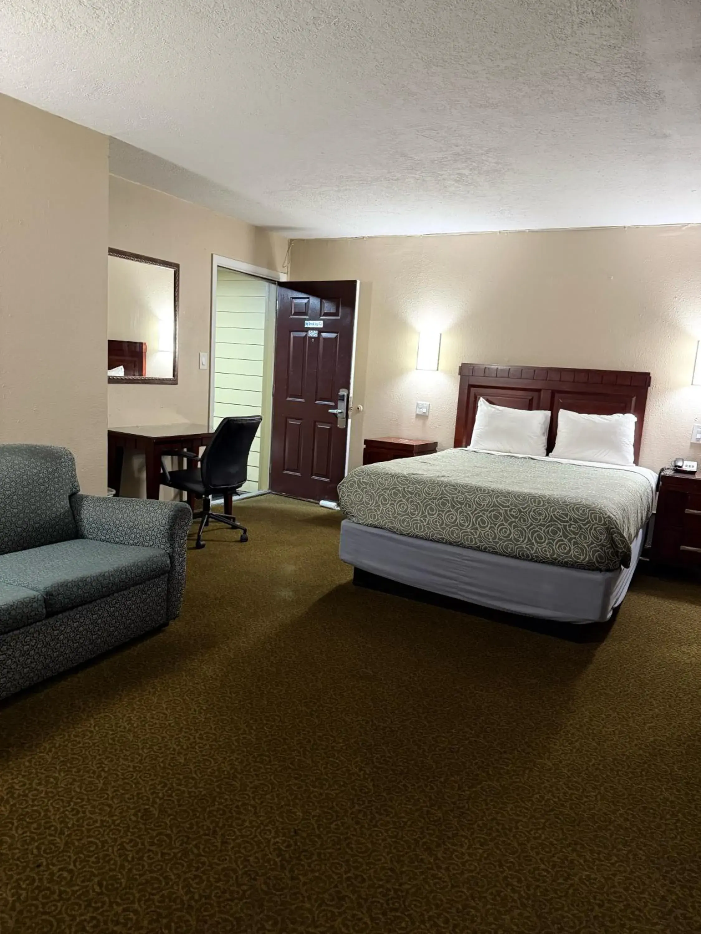 Executive Queen Room with Two Queen Beds in Economy Inn Executive Queen Room with Two Queen Beds in Economy Inn