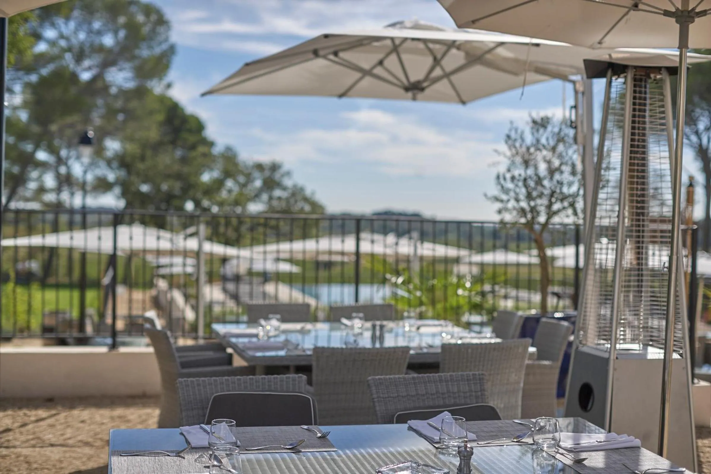 Restaurant/places to eat in Château St Pierre de Serjac