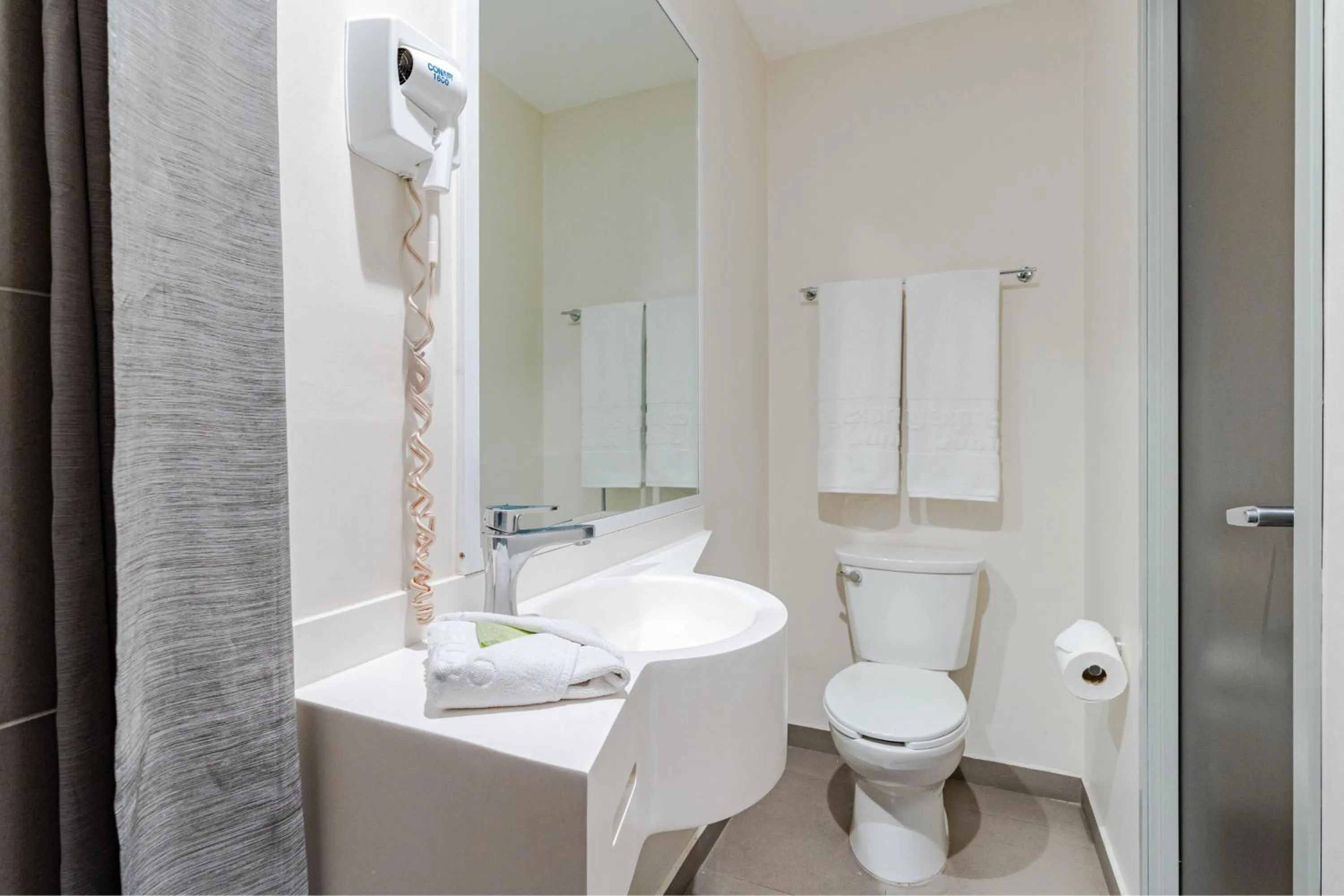 Bathroom in City Express Junior by Marriott Aguascalientes Centro