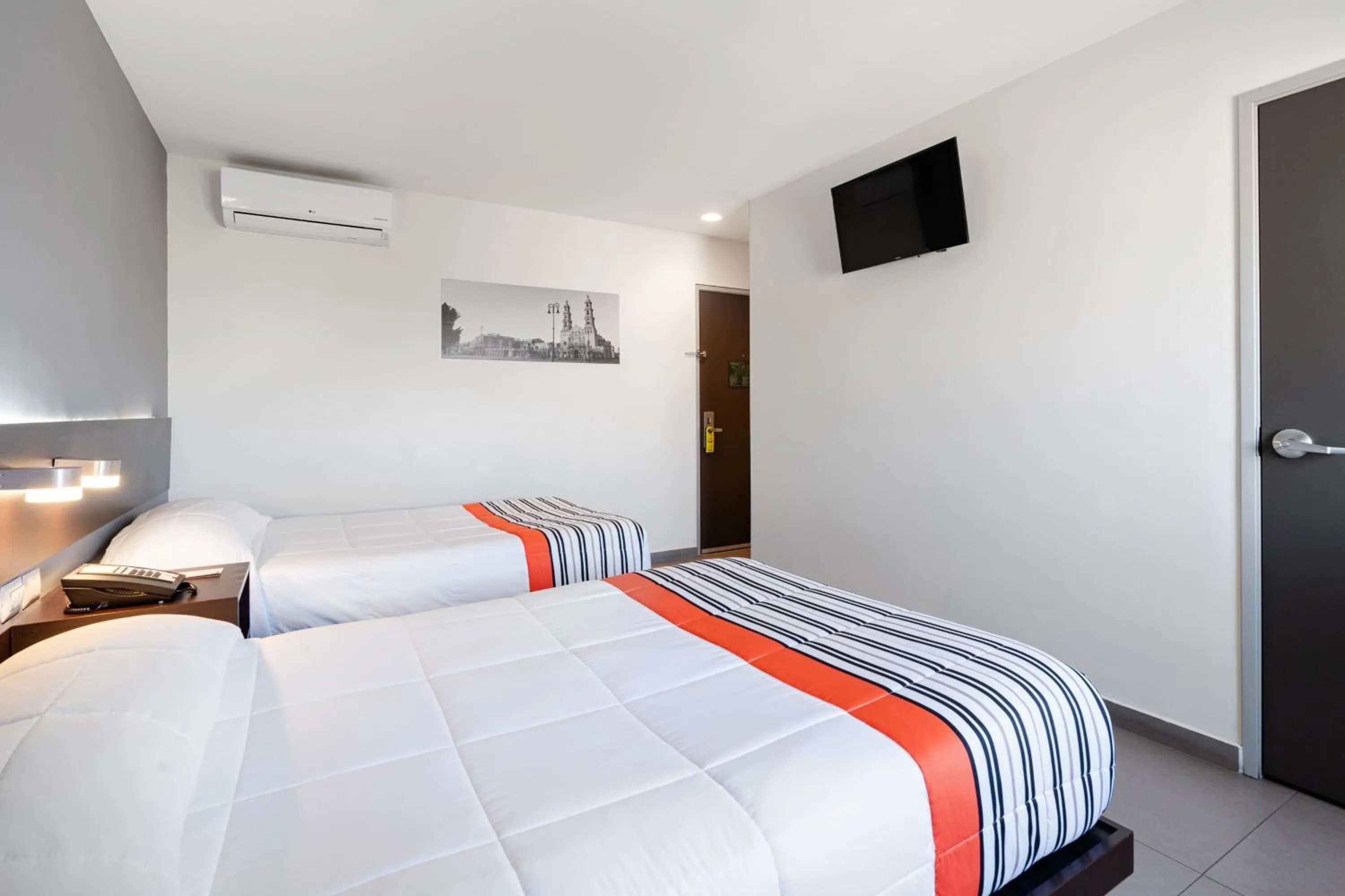 Photo of the whole room, Bed in City Express Junior by Marriott Aguascalientes Centro