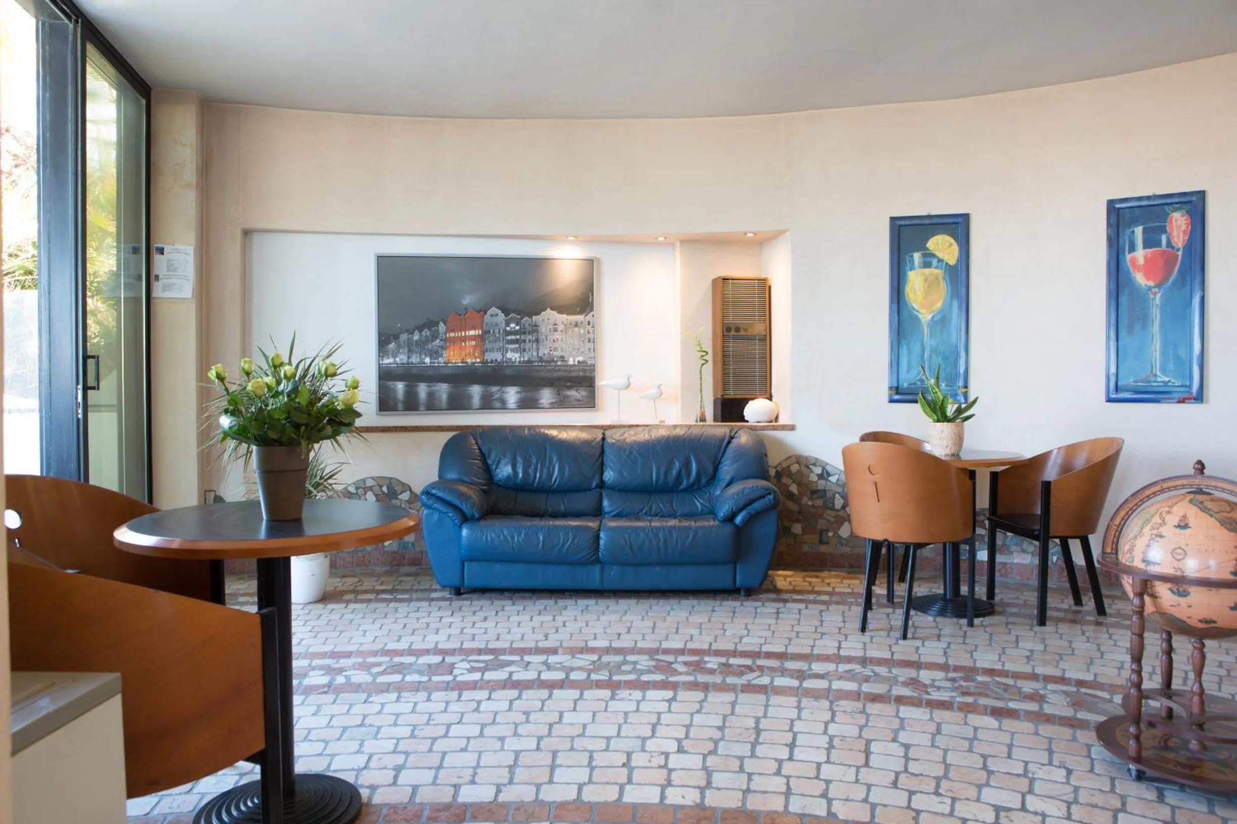 Communal lounge/ TV room in Amba Hotel