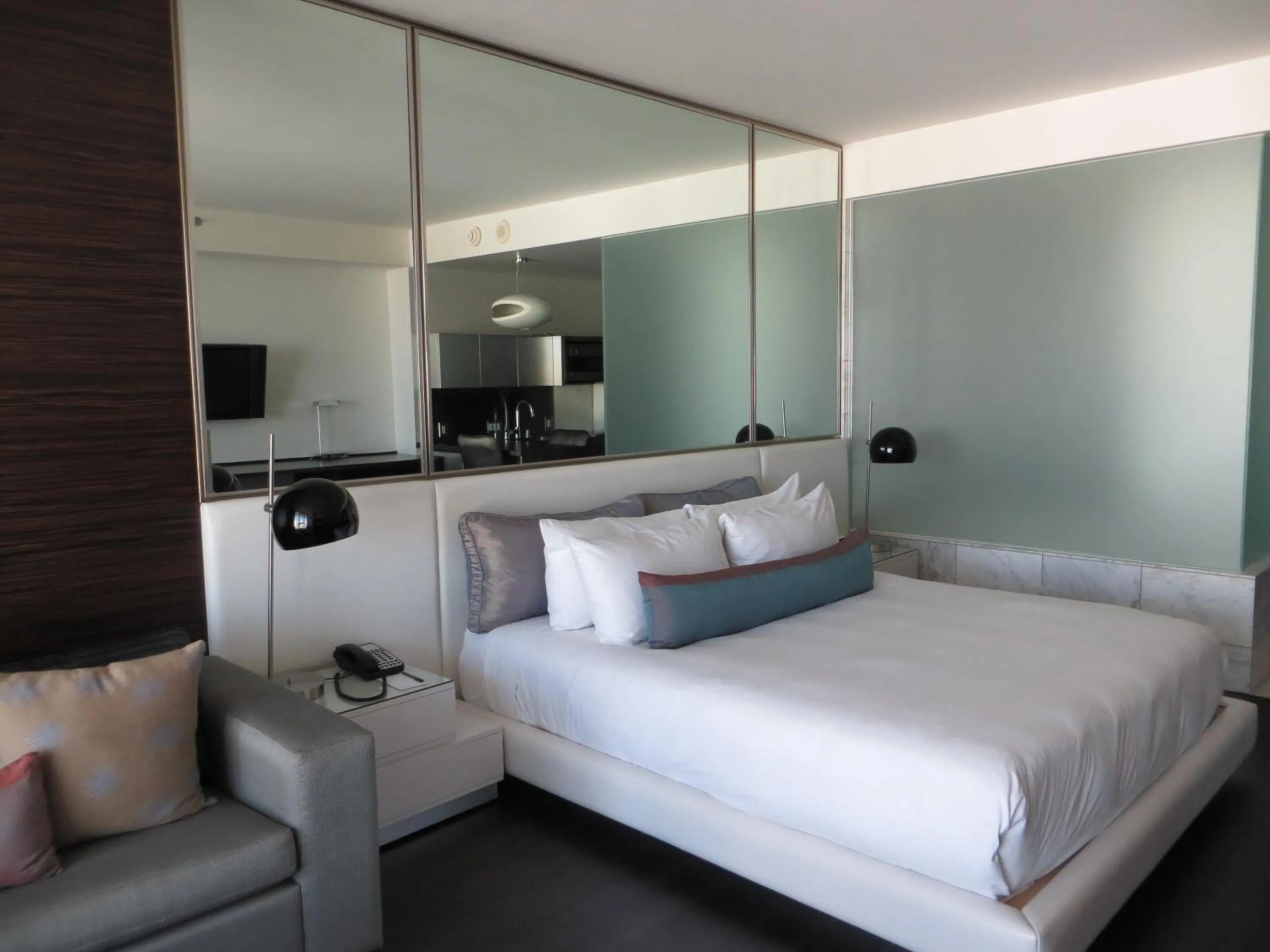 Living room in Palms Place Suite with Strip View