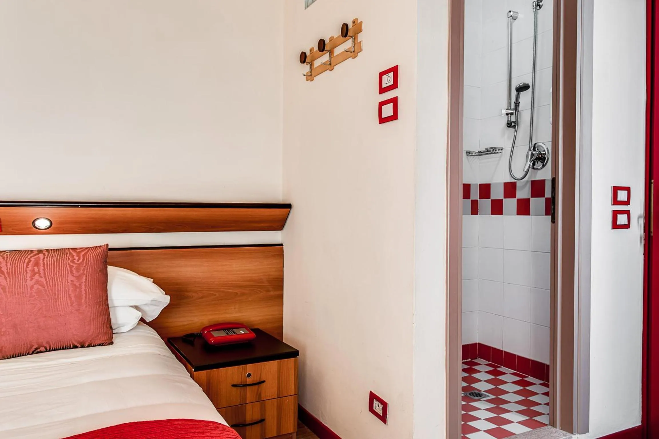 Shower, Bed in El Cid Campeador - Family Hotel