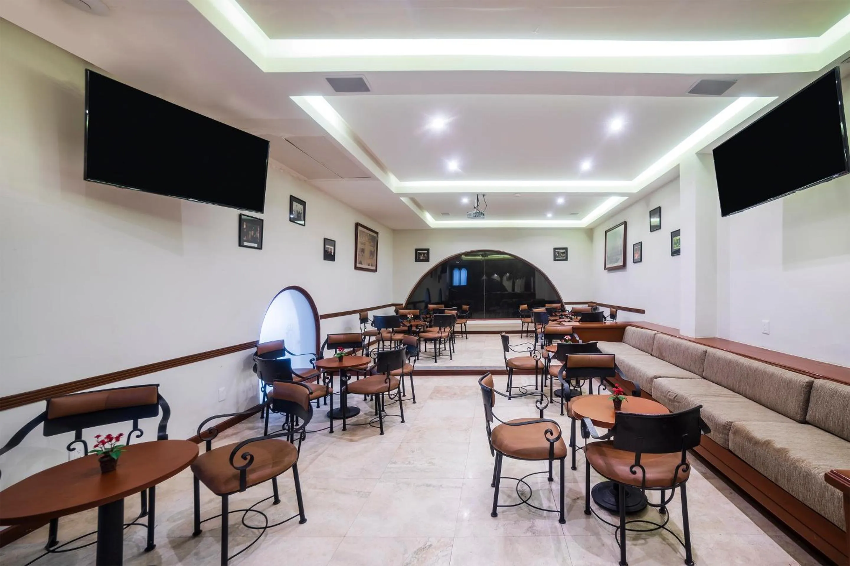 Restaurant/places to eat in Hotel Imperial