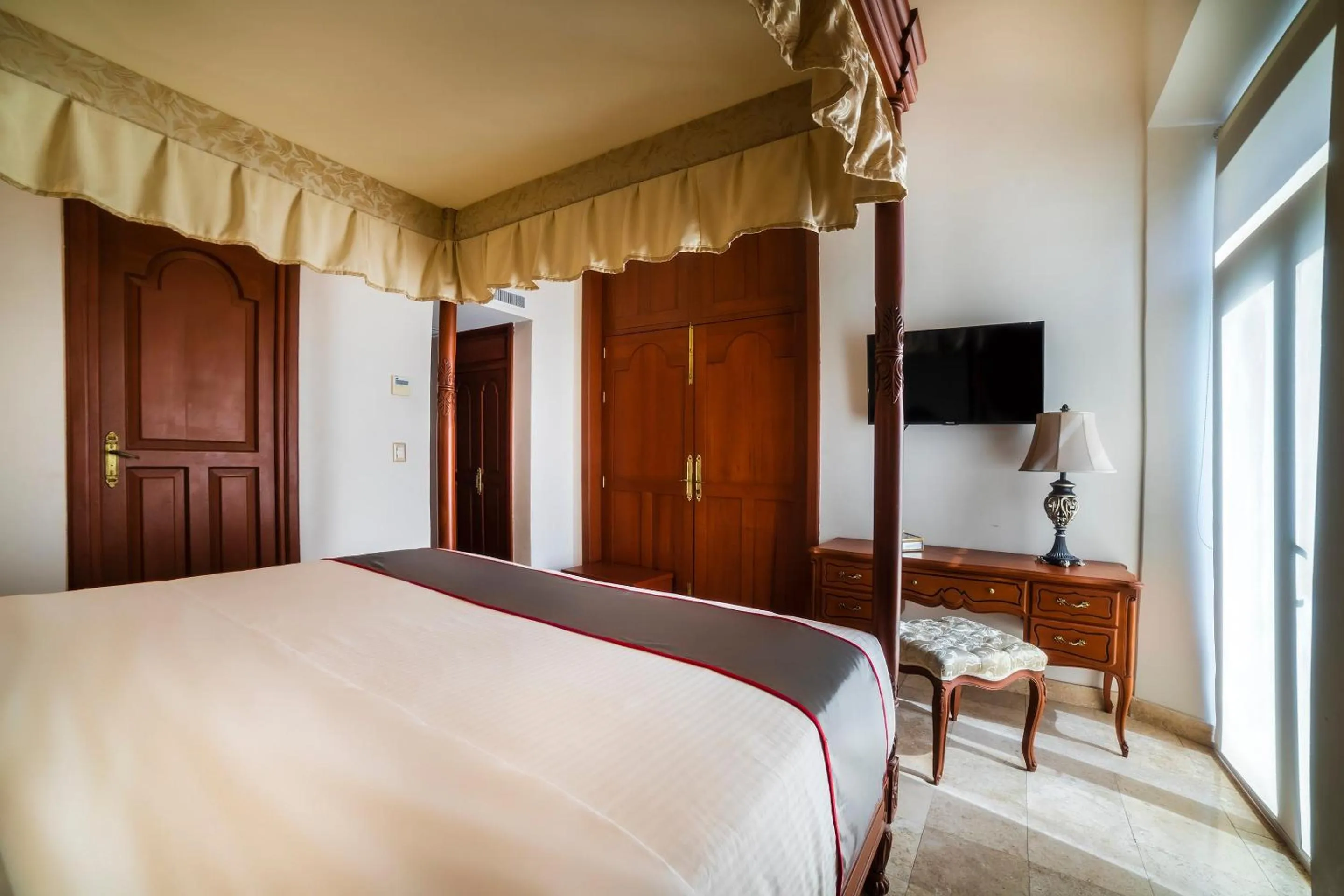 Photo of the whole room, Bed in Hotel Imperial