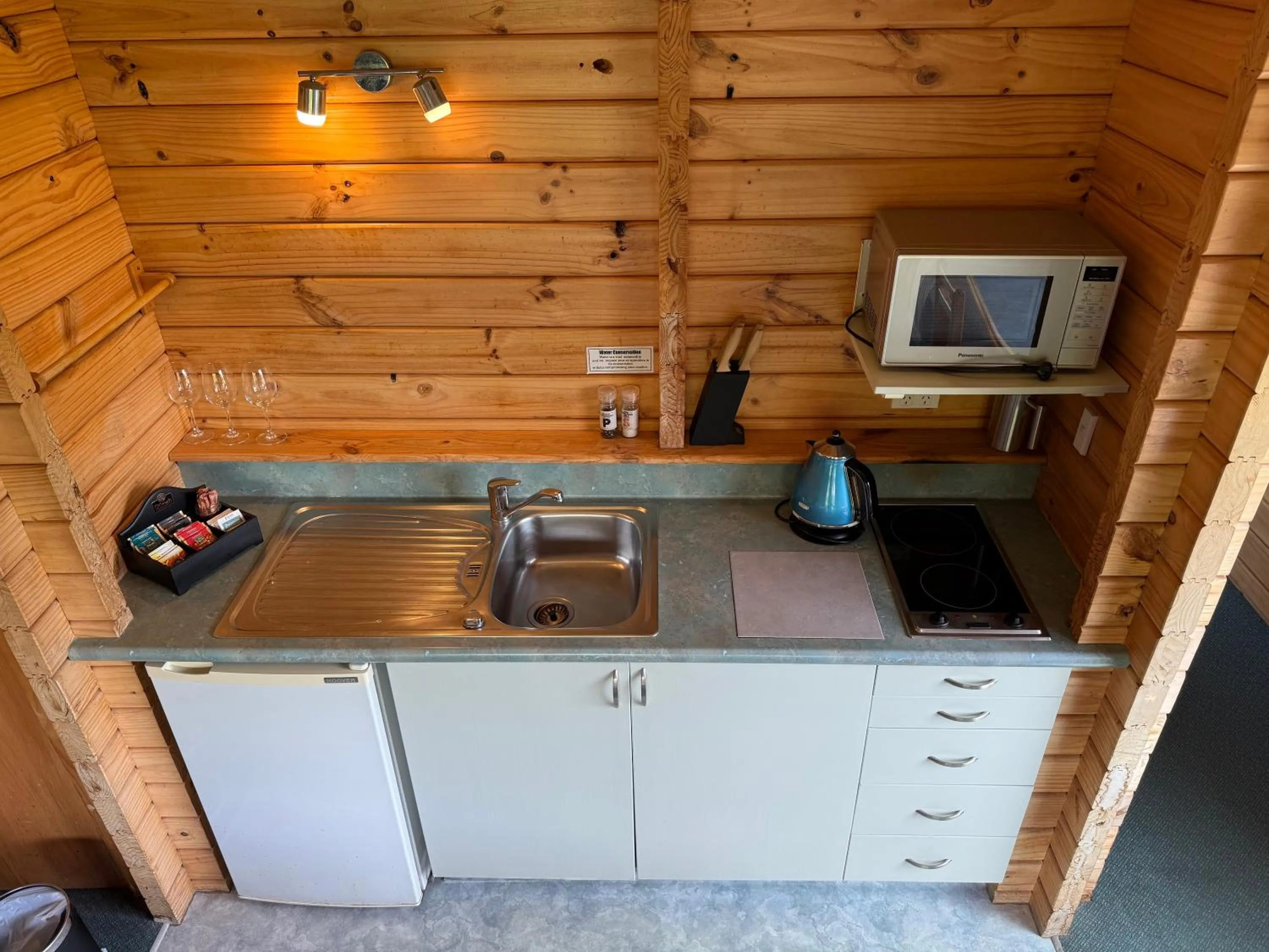 Kitchen or kitchenette in Paparoa Park Motel