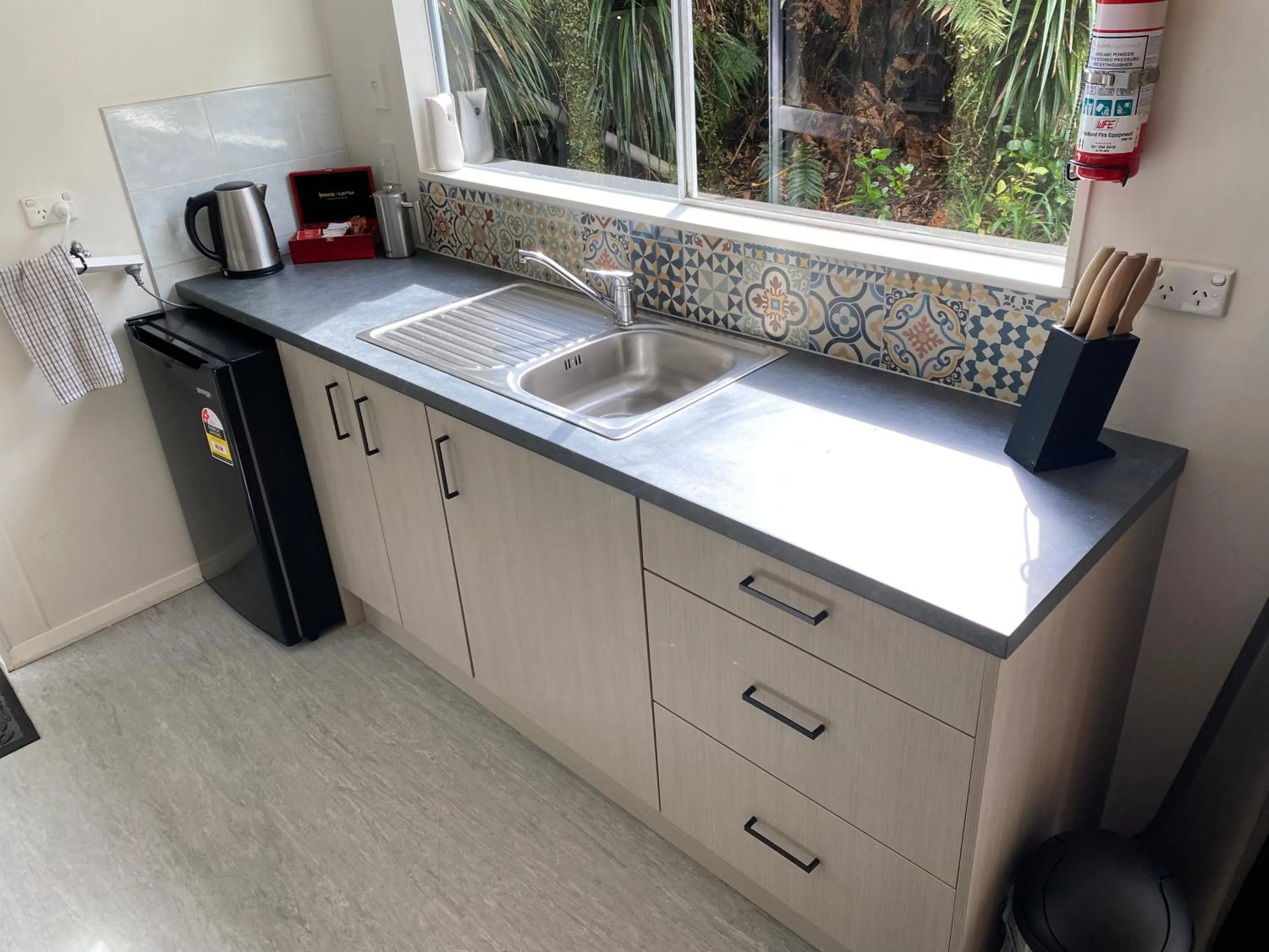 Kitchen or kitchenette in Paparoa Park Motel