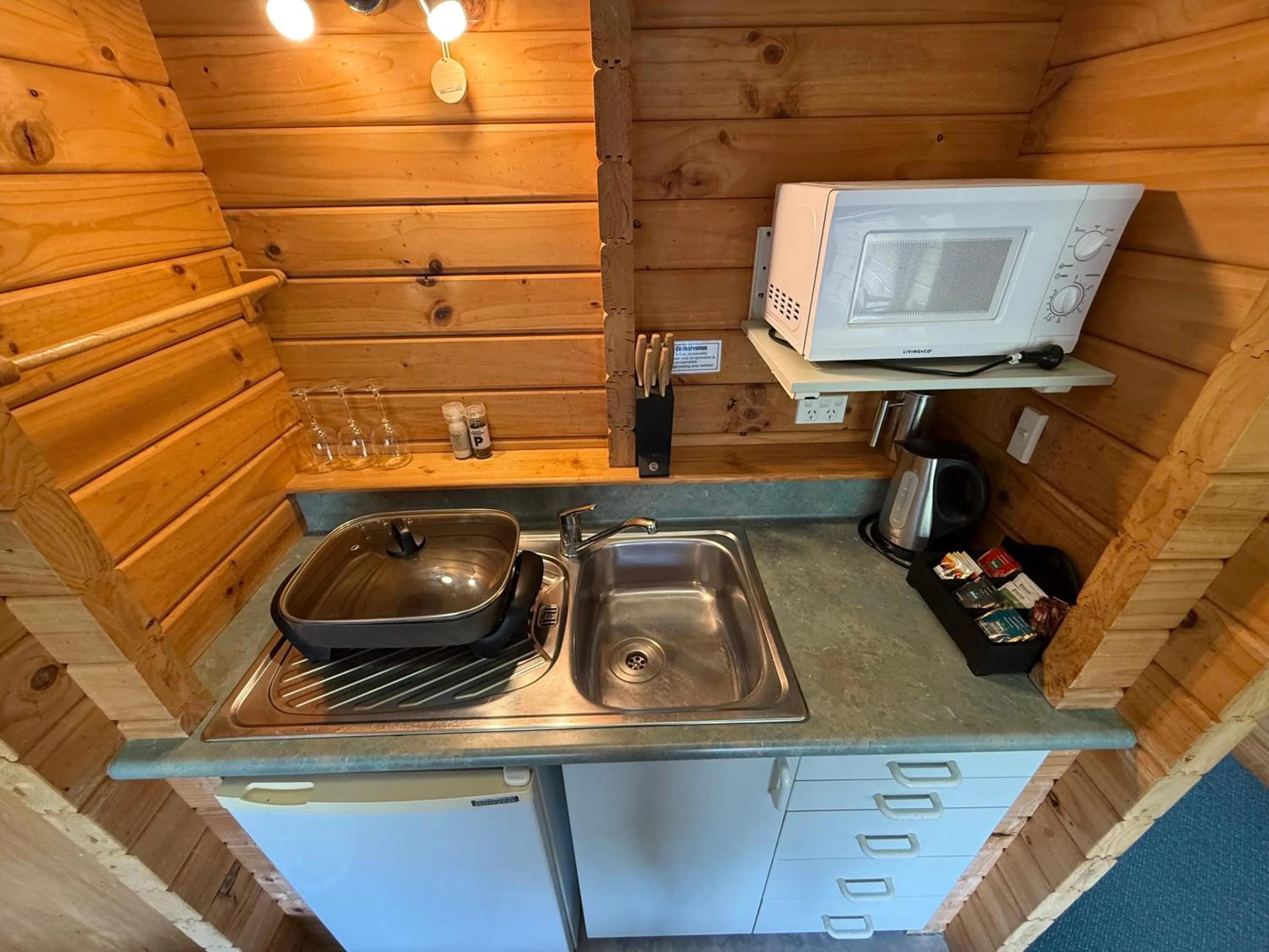 Kitchen or kitchenette in Paparoa Park Motel