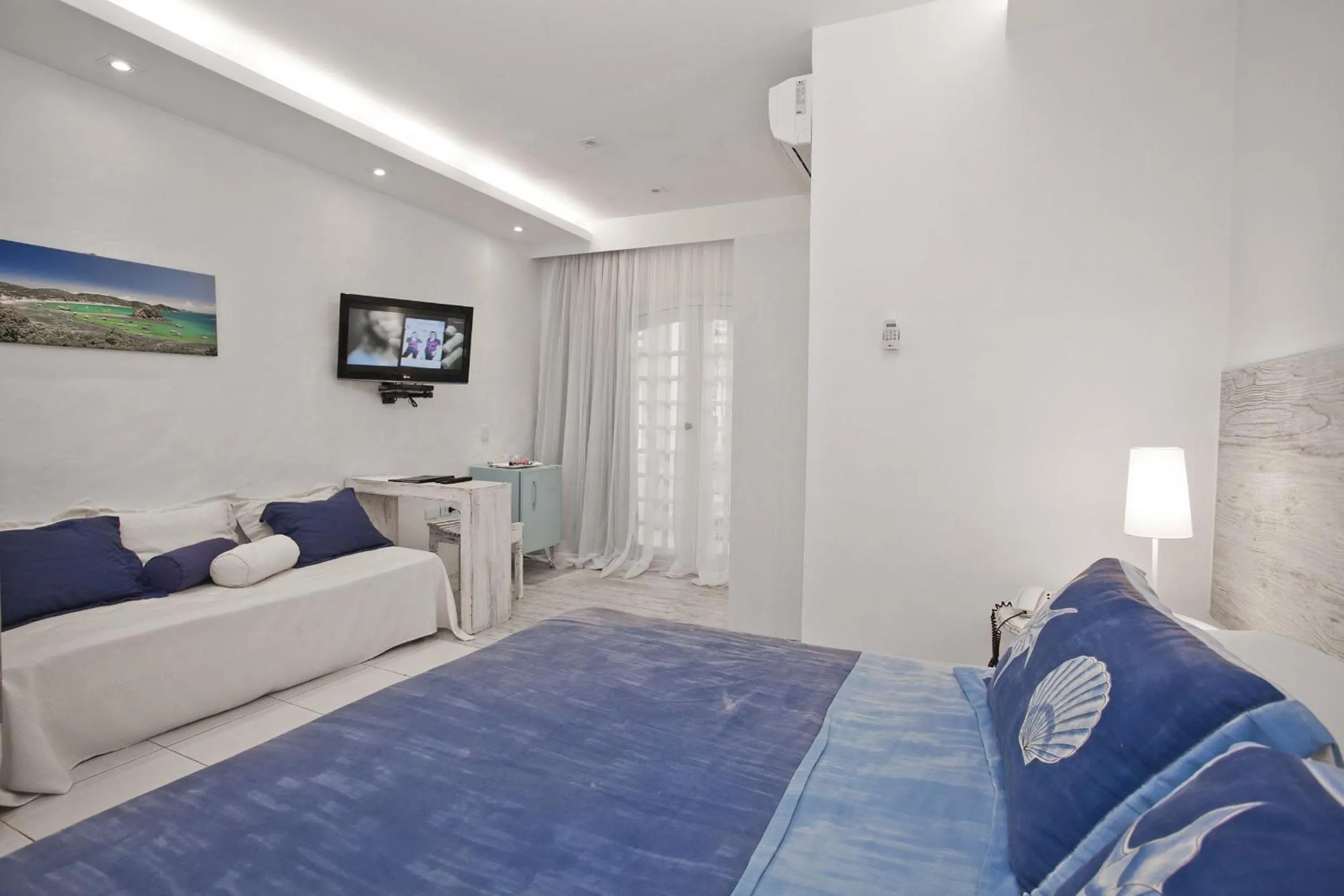 Photo of the whole room, Bed in Auberge de la Langouste