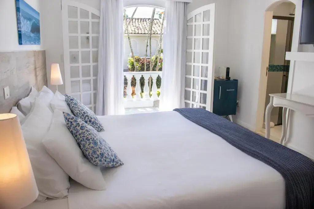 Swimming pool, Bed in Auberge de la Langouste Swimming pool, Bed in Auberge de la Langouste