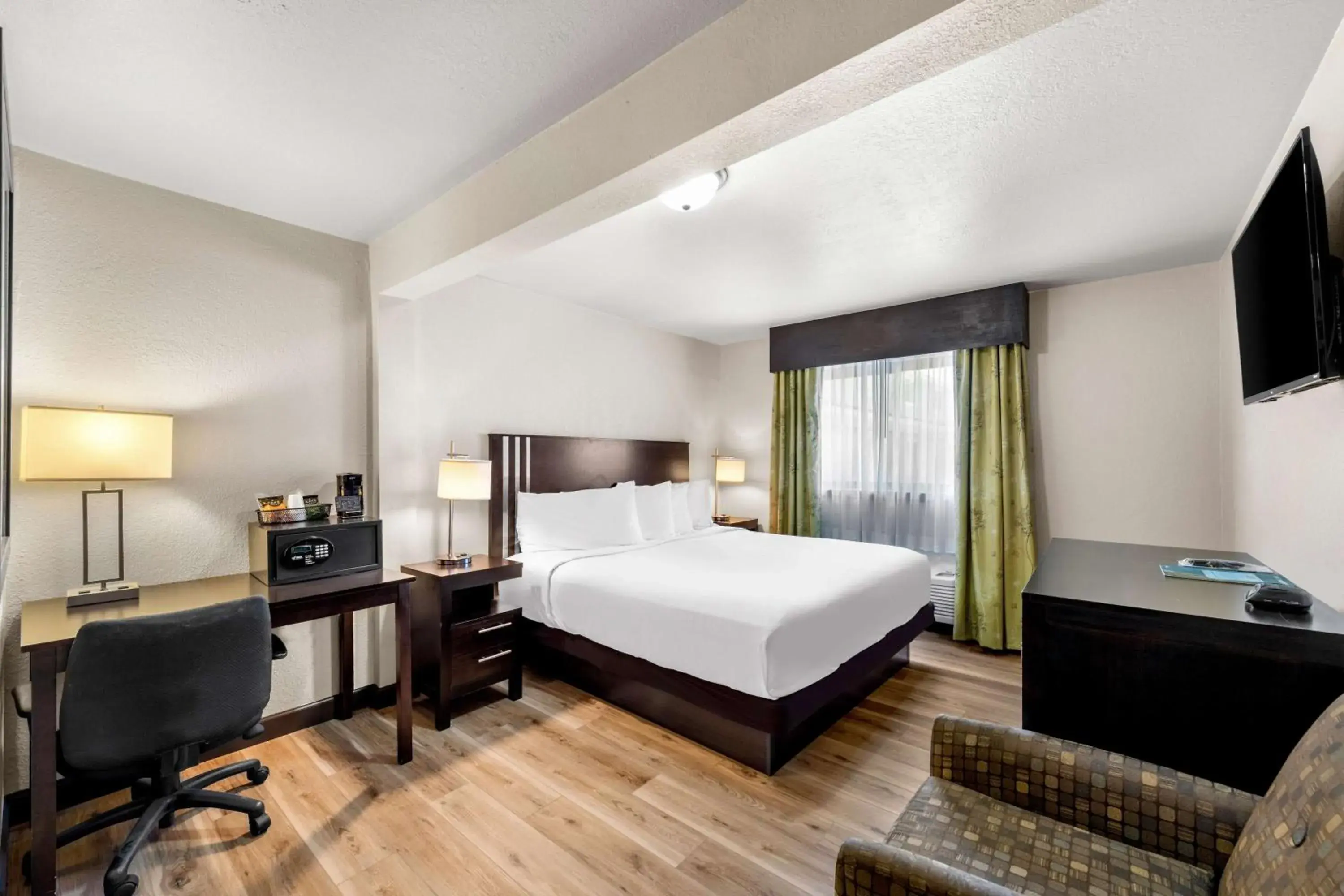 Bedroom, Bed in Americas Best Value Inn Marquette Bedroom, Bed in Americas Best Value Inn Marquette