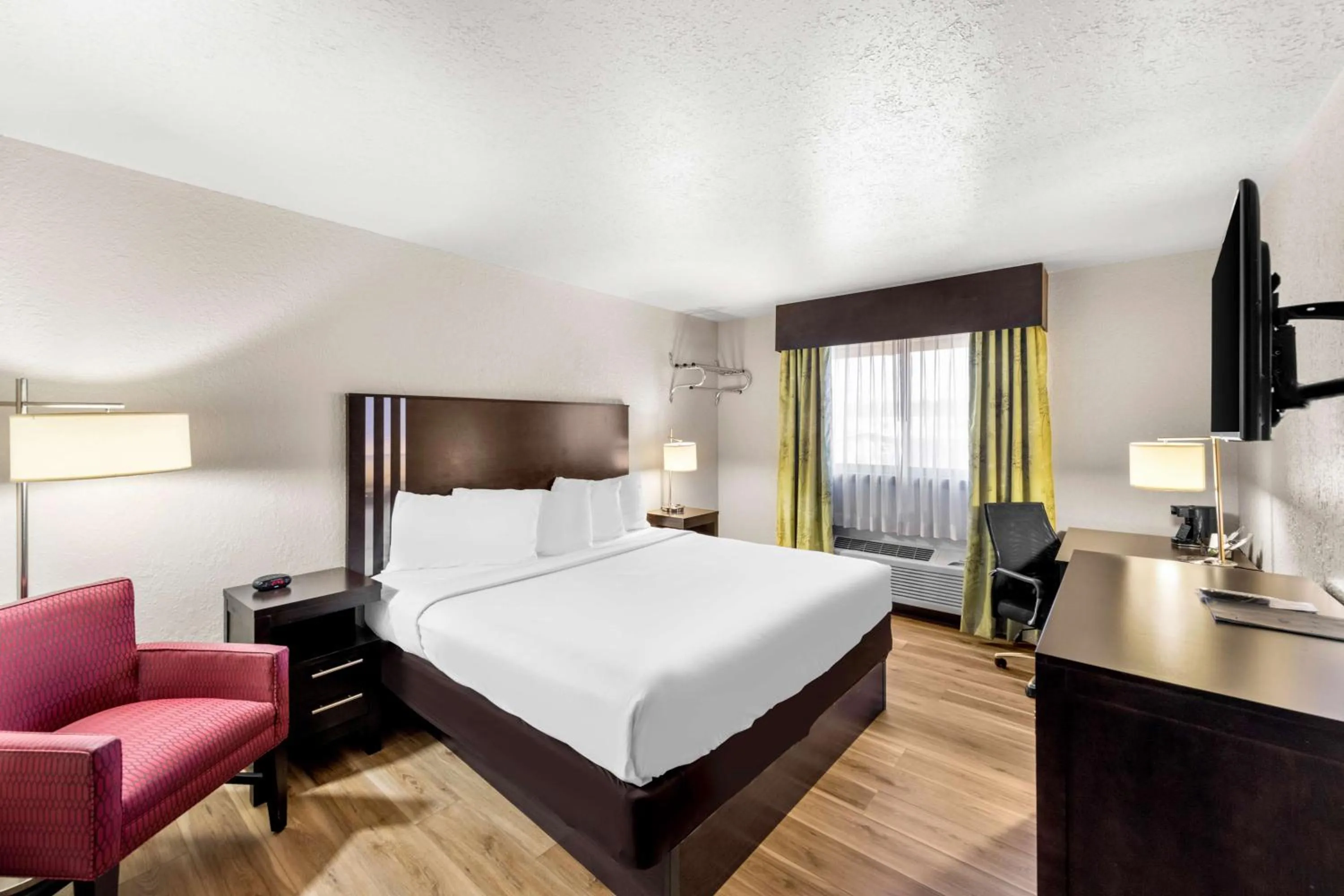 Bedroom, Bed in Americas Best Value Inn Marquette