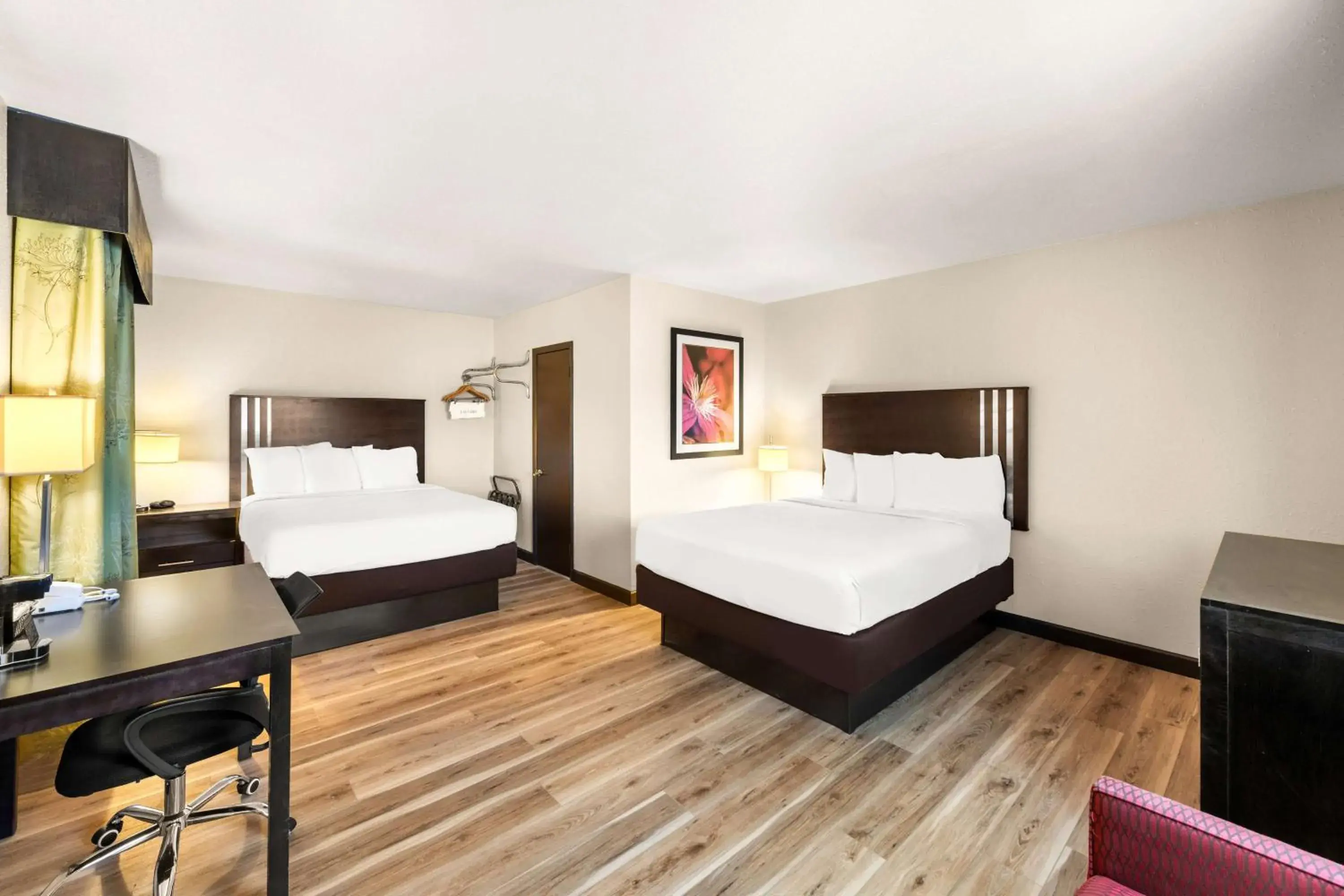 Superior Queen Room with Two Queen Beds in Americas Best Value Inn Marquette Superior Queen Room with Two Queen Beds in Americas Best Value Inn Marquette