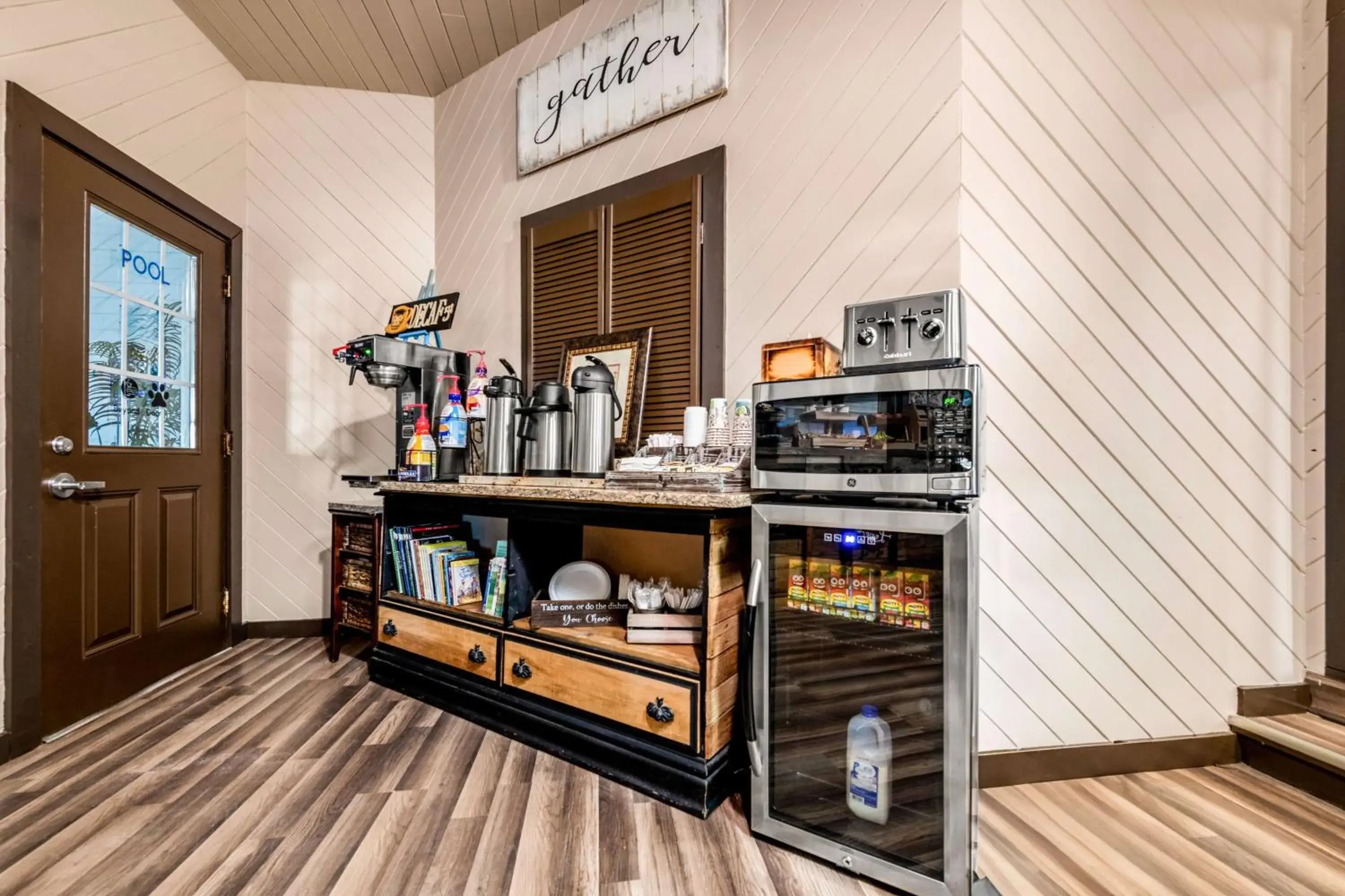 Restaurant/places to eat in Americas Best Value Inn Marquette Restaurant/places to eat in Americas Best Value Inn Marquette