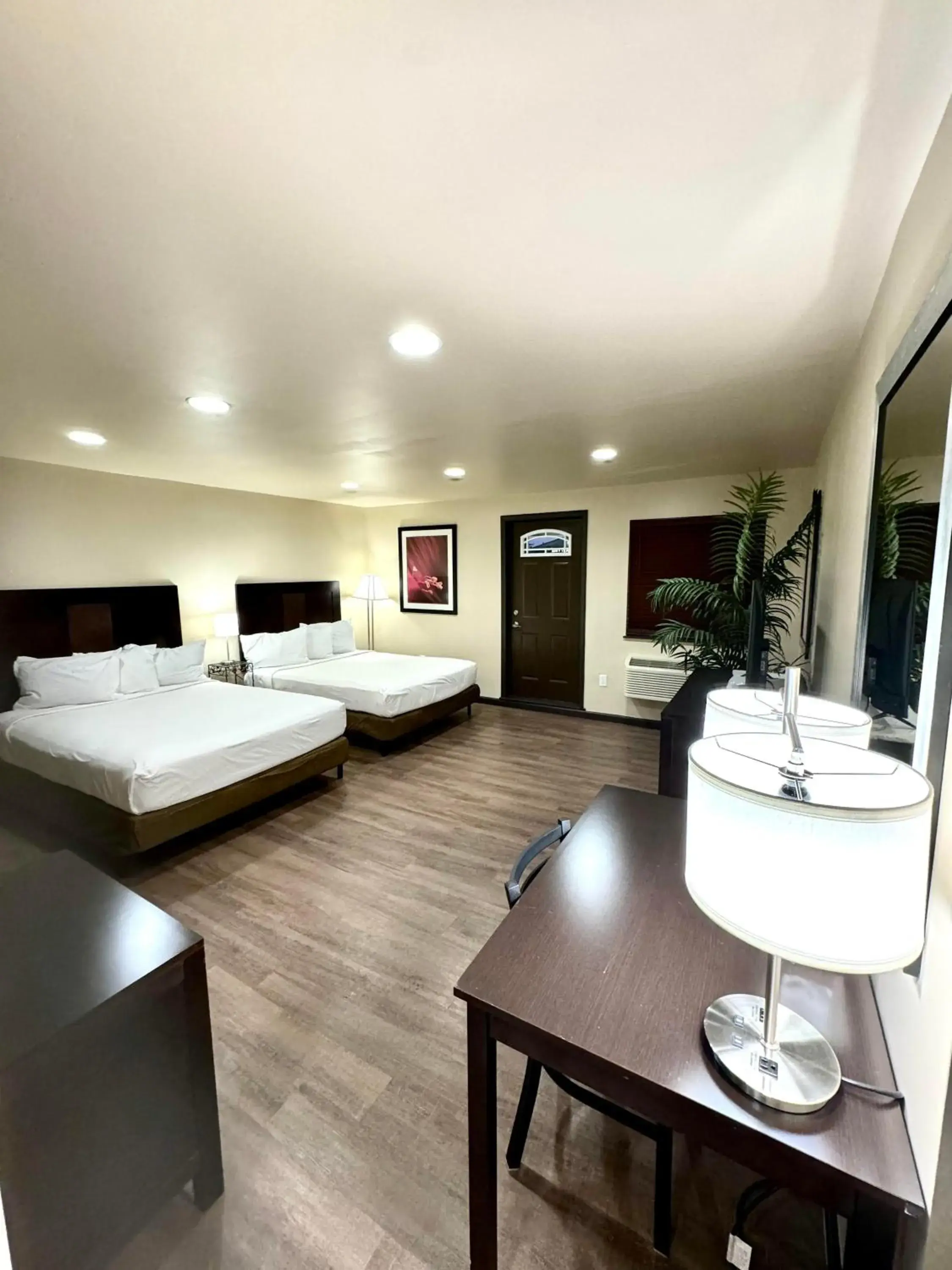 Superior Family Room in Americas Best Value Inn Marquette Superior Family Room in Americas Best Value Inn Marquette