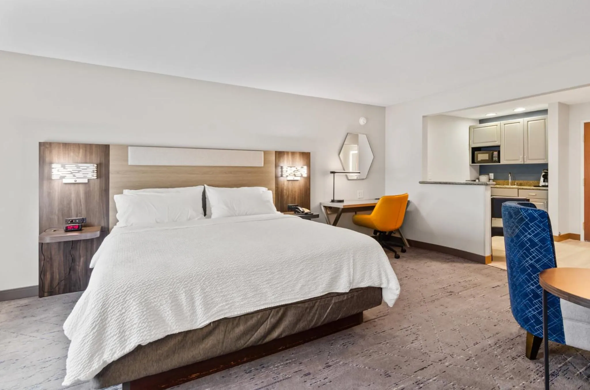 Photo of the whole room, Bed in Holiday Inn Express Hotel & Suites Mount Airy by IHG