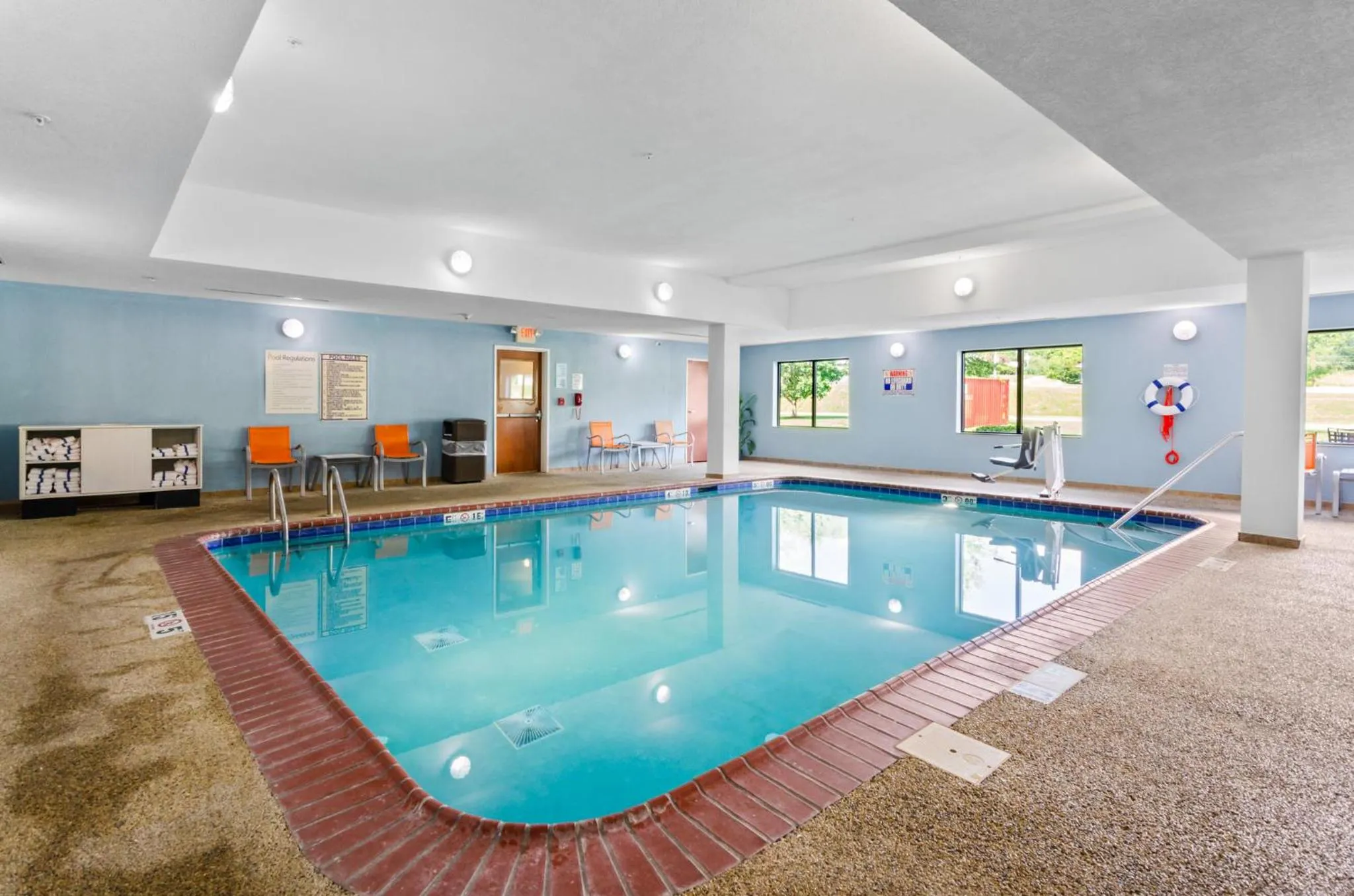 Swimming pool in Holiday Inn Express Hotel & Suites Mount Airy by IHG