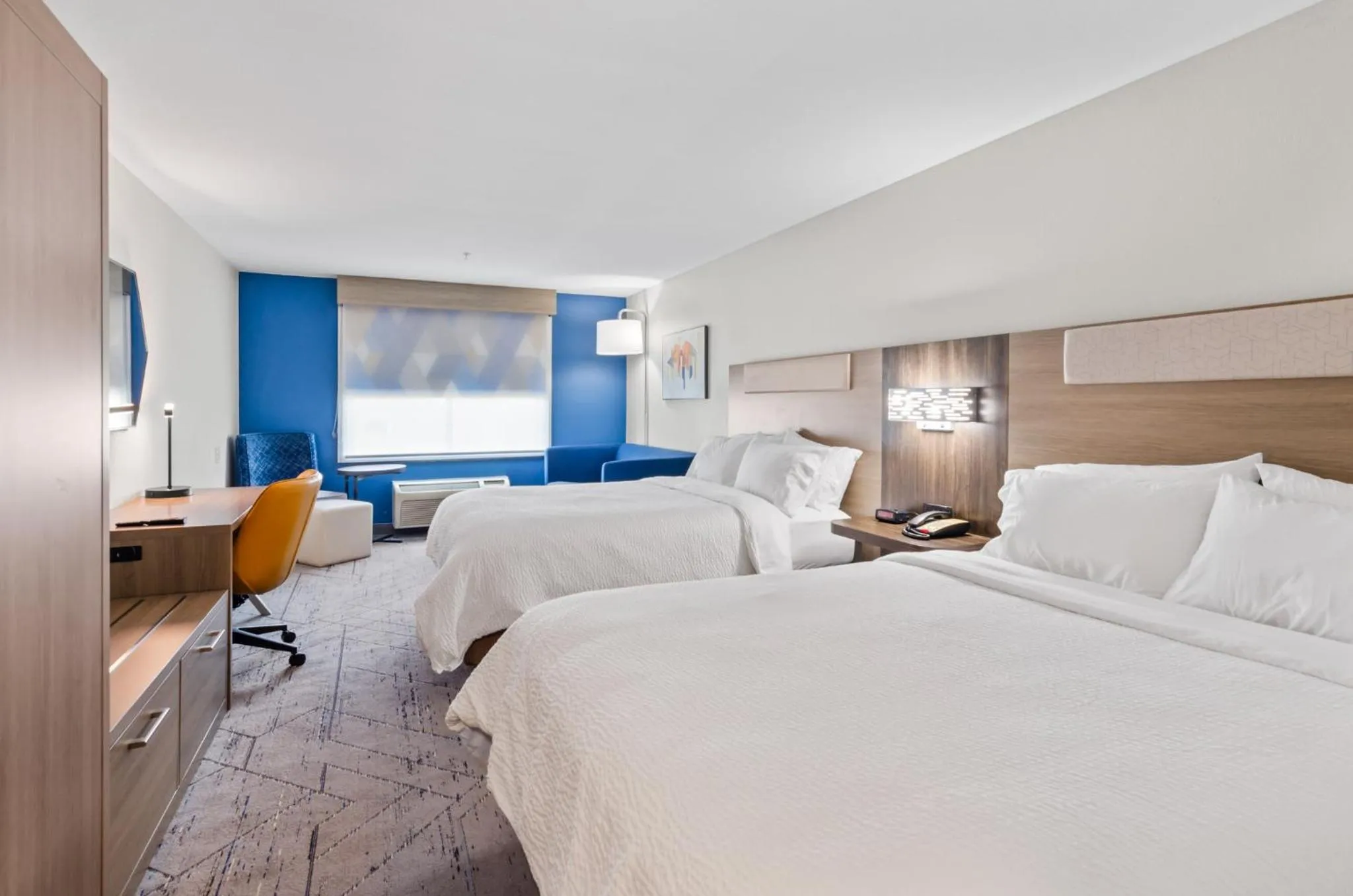 Photo of the whole room, Bed in Holiday Inn Express Hotel & Suites Mount Airy by IHG