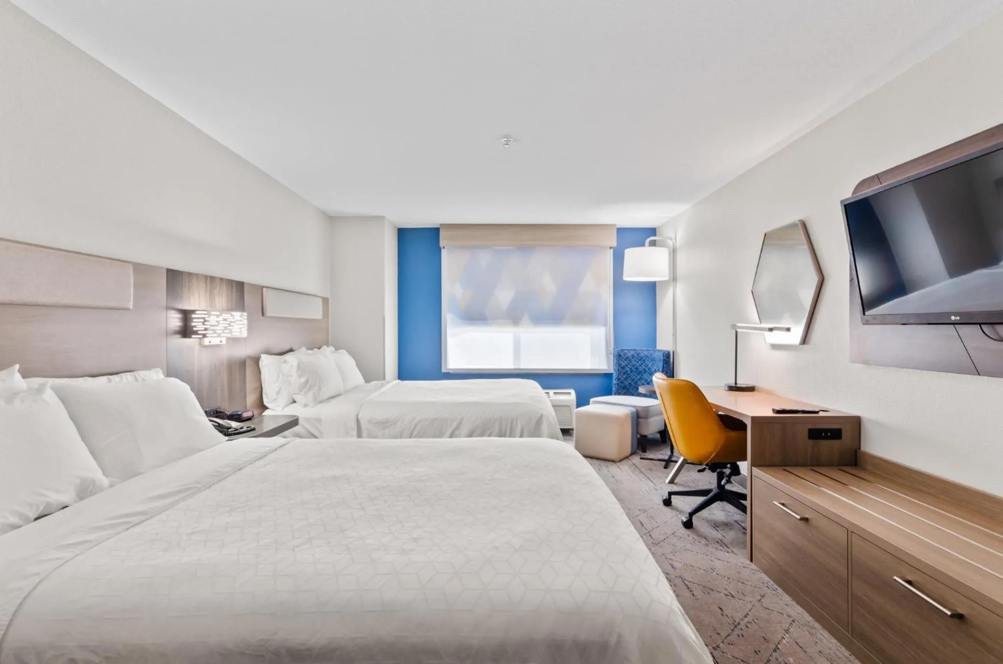 Photo of the whole room, Bed in Holiday Inn Express Hotel & Suites Mount Airy by IHG