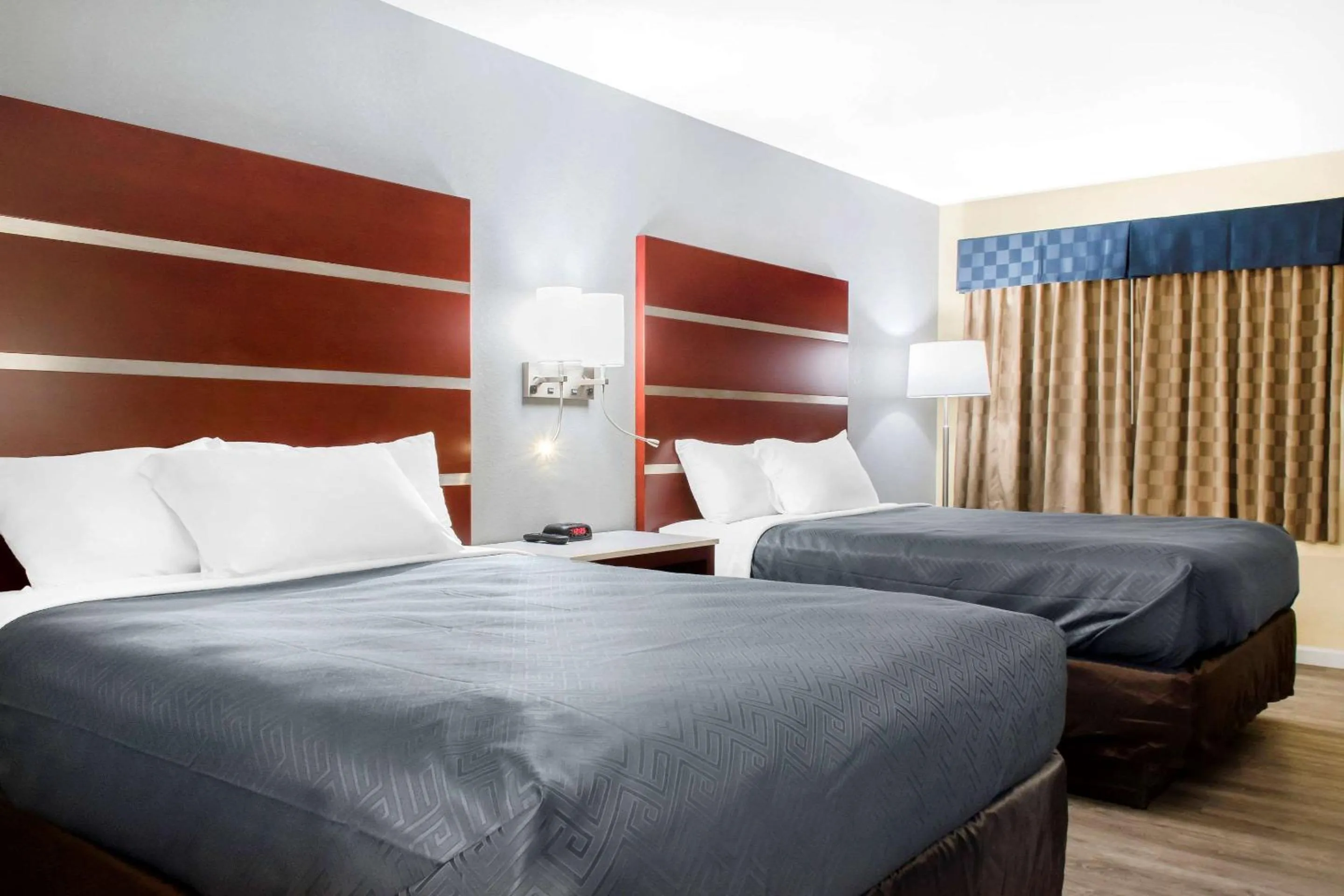 Photo of the whole room, Bed in Escape Inn Hershey