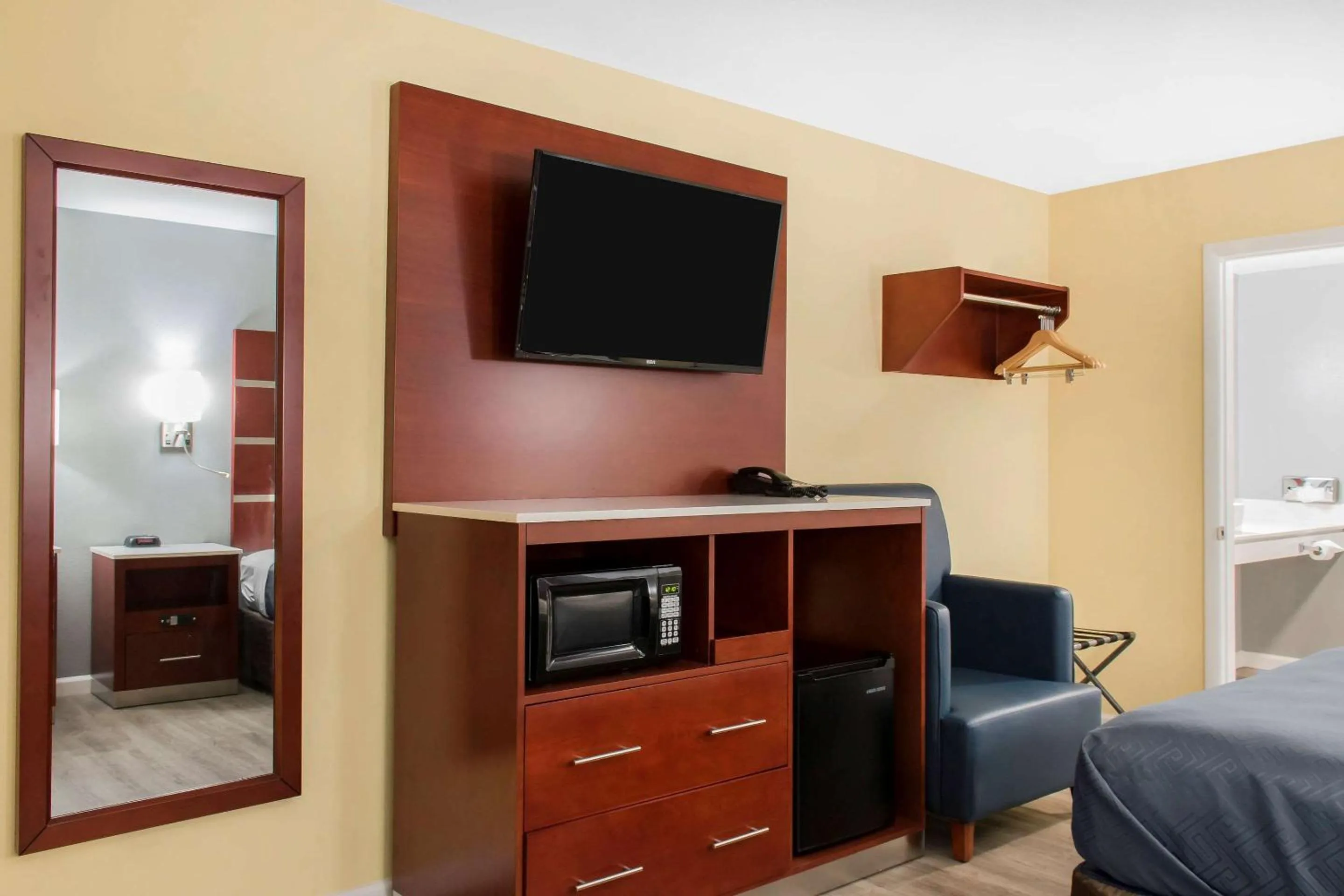 Photo of the whole room, Bed in Escape Inn Hershey