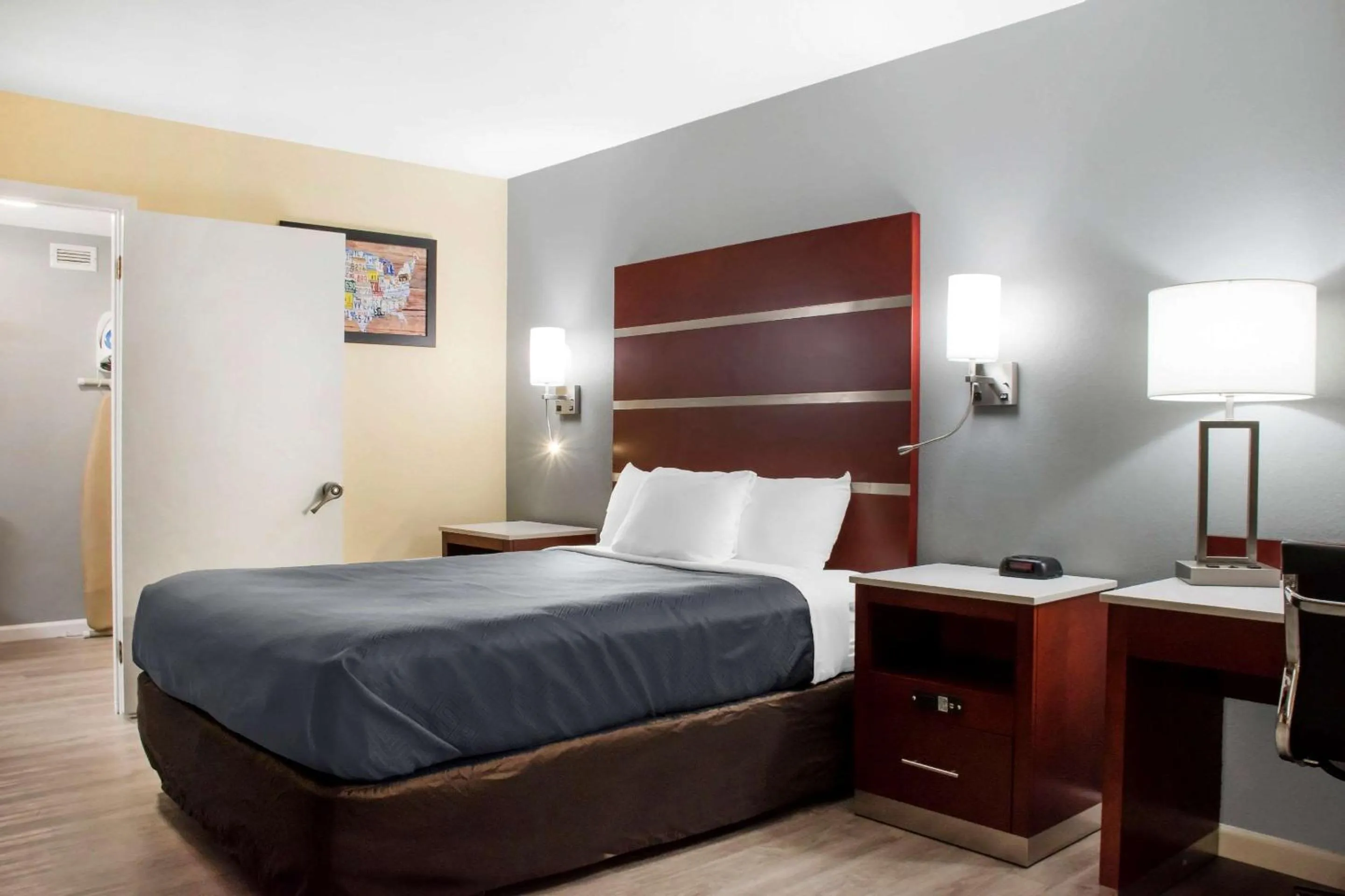 Photo of the whole room, Bed in Escape Inn Hershey