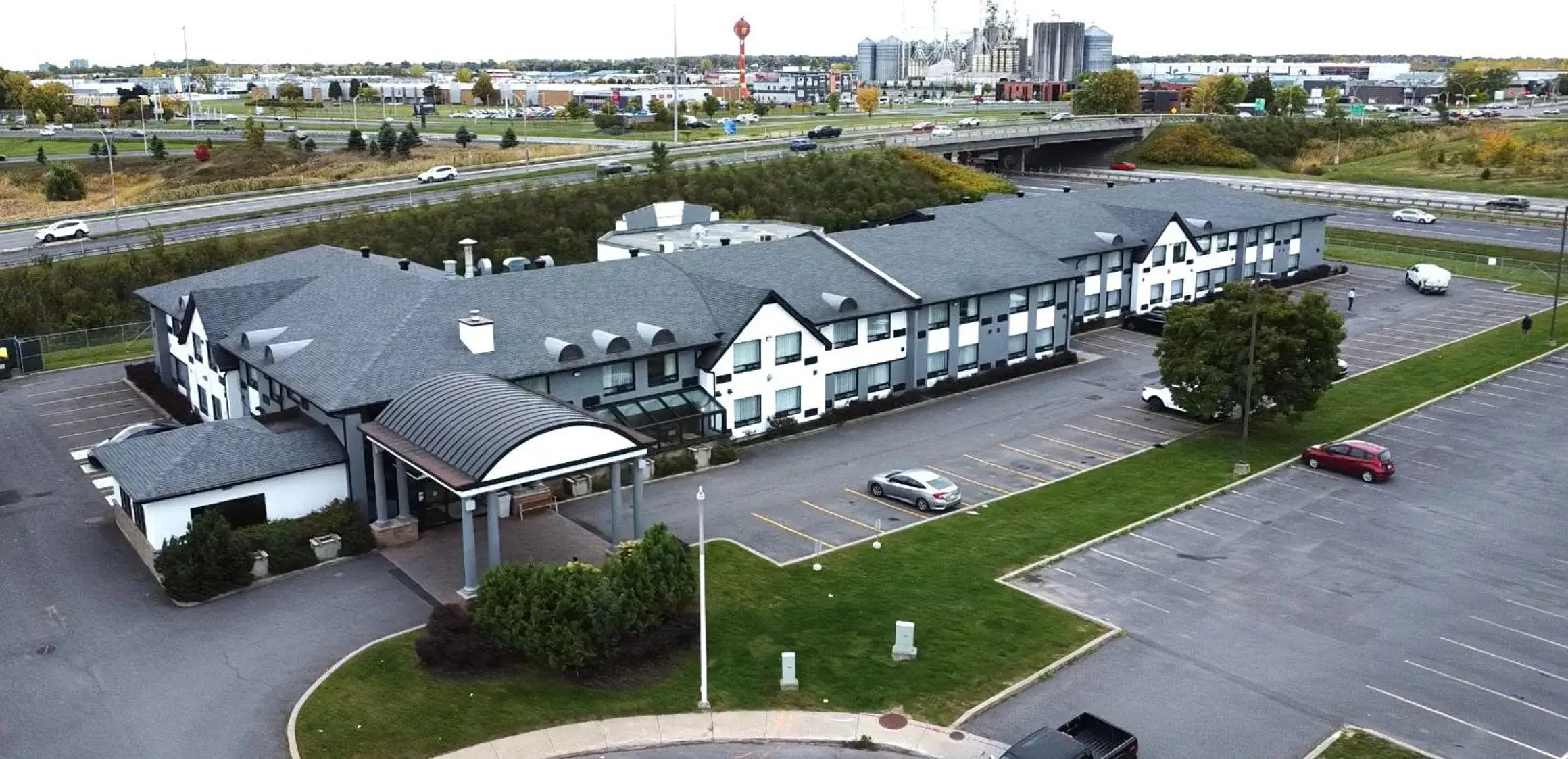 Property building in Quality Inn Saint-Jean-sur-Richelieu Property building in Quality Inn Saint-Jean-sur-Richelieu