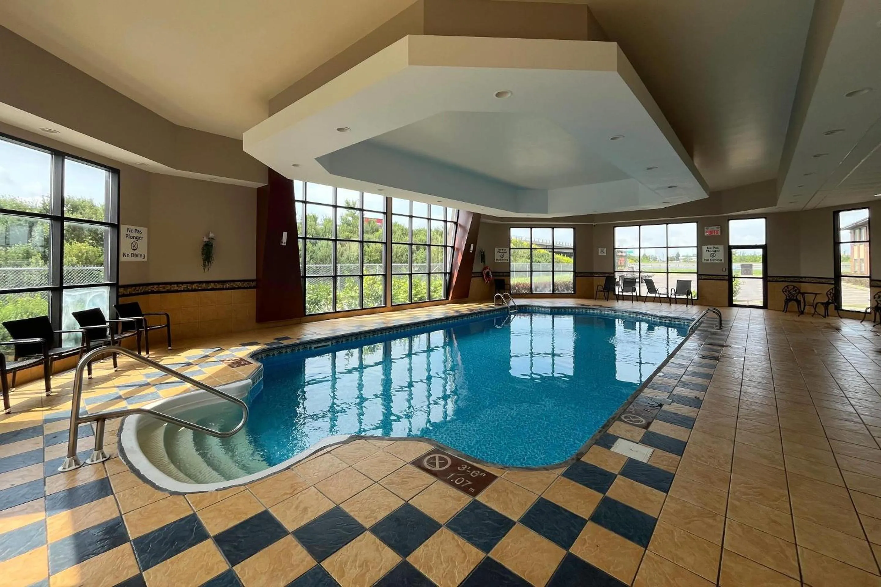 Swimming pool in Quality Inn Saint-Jean-sur-Richelieu
