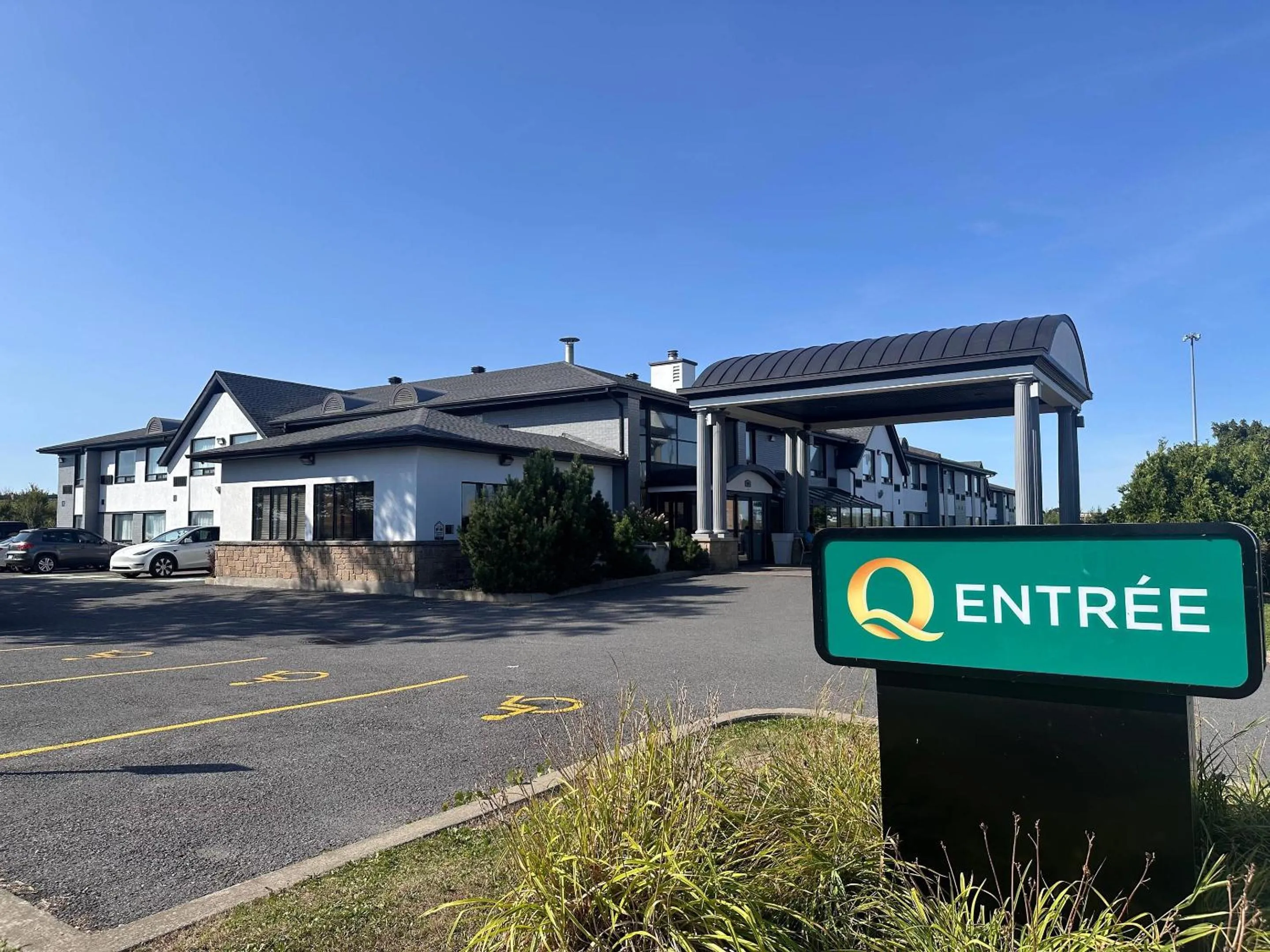 Property building in Quality Inn Saint-Jean-sur-Richelieu