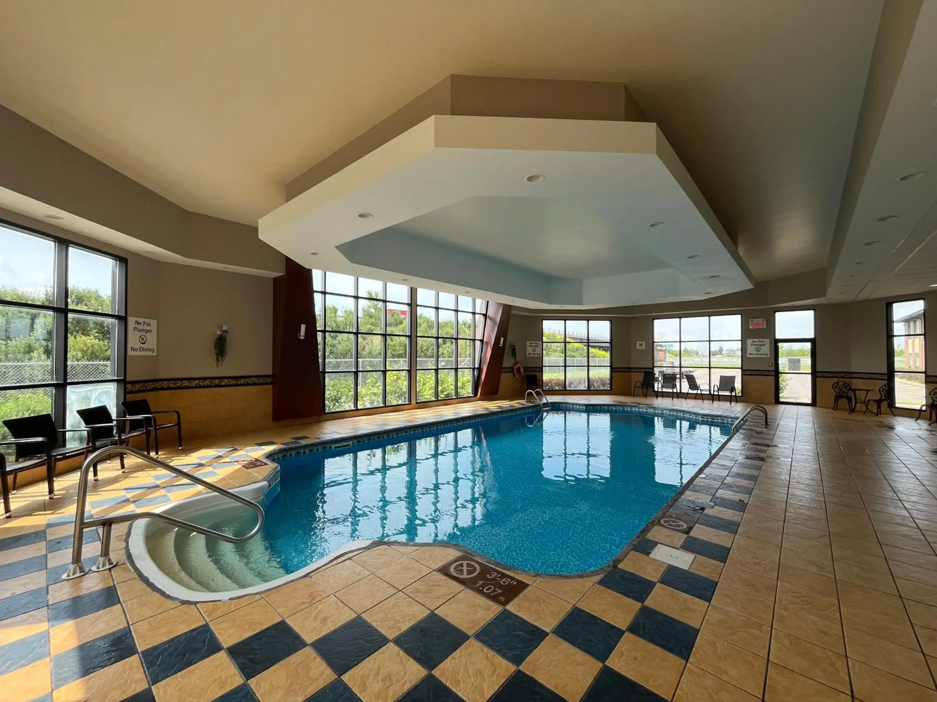 Swimming pool in Quality Inn Saint-Jean-sur-Richelieu Swimming pool in Quality Inn Saint-Jean-sur-Richelieu