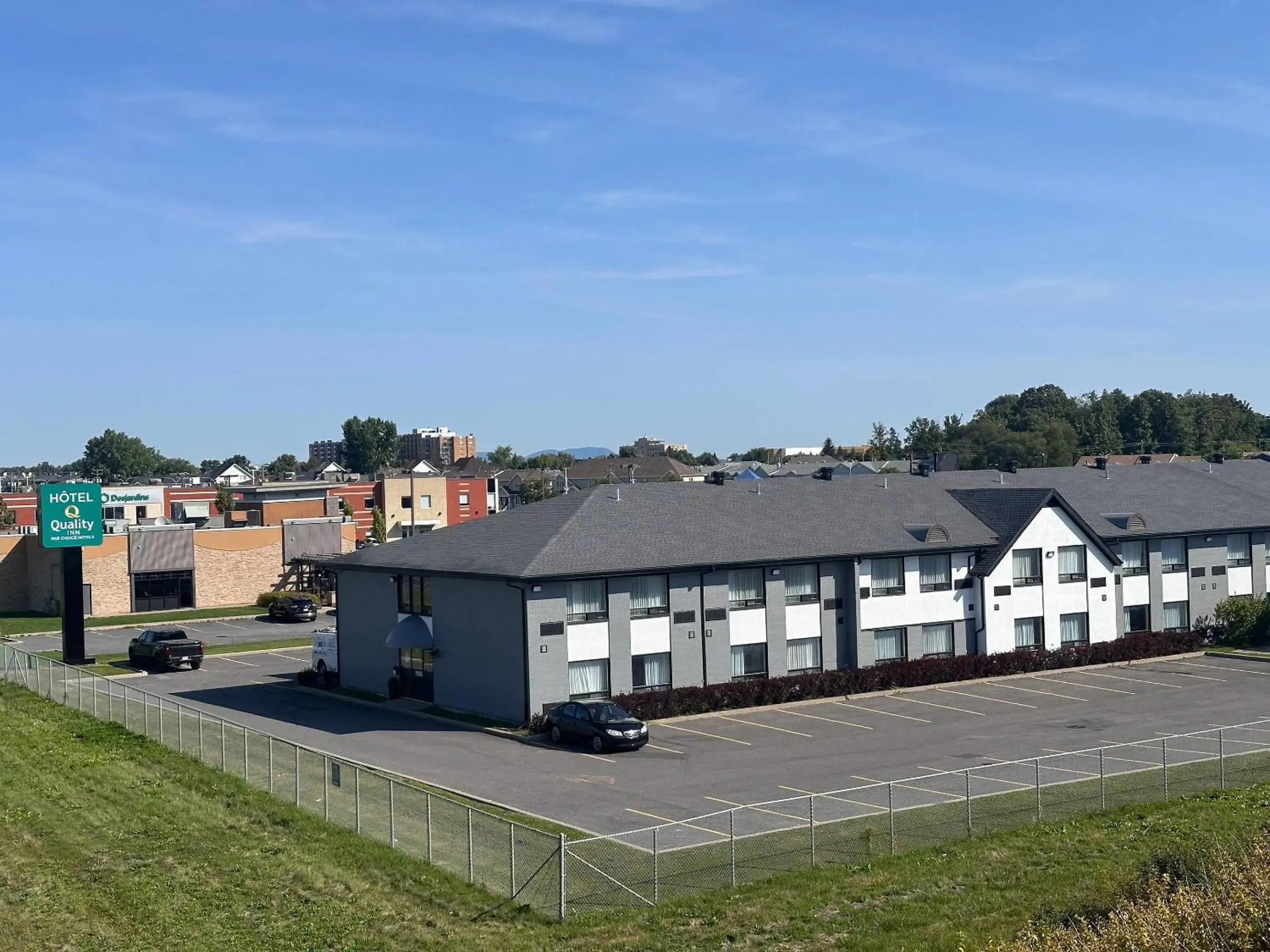 Property building in Quality Inn Saint-Jean-sur-Richelieu Property building in Quality Inn Saint-Jean-sur-Richelieu