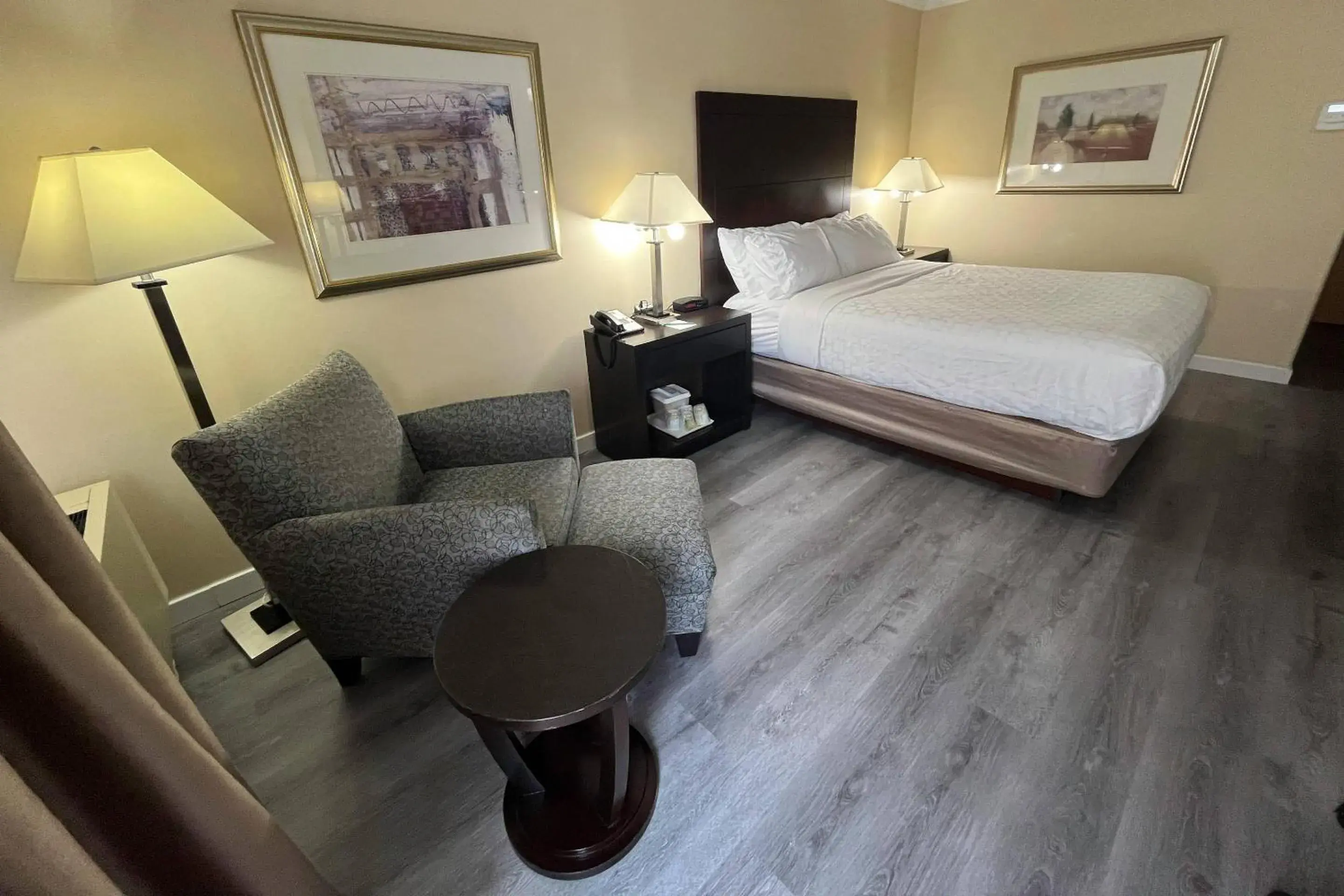 Bedroom, Bed in Quality Inn Saint-Jean-sur-Richelieu Bedroom, Bed in Quality Inn Saint-Jean-sur-Richelieu